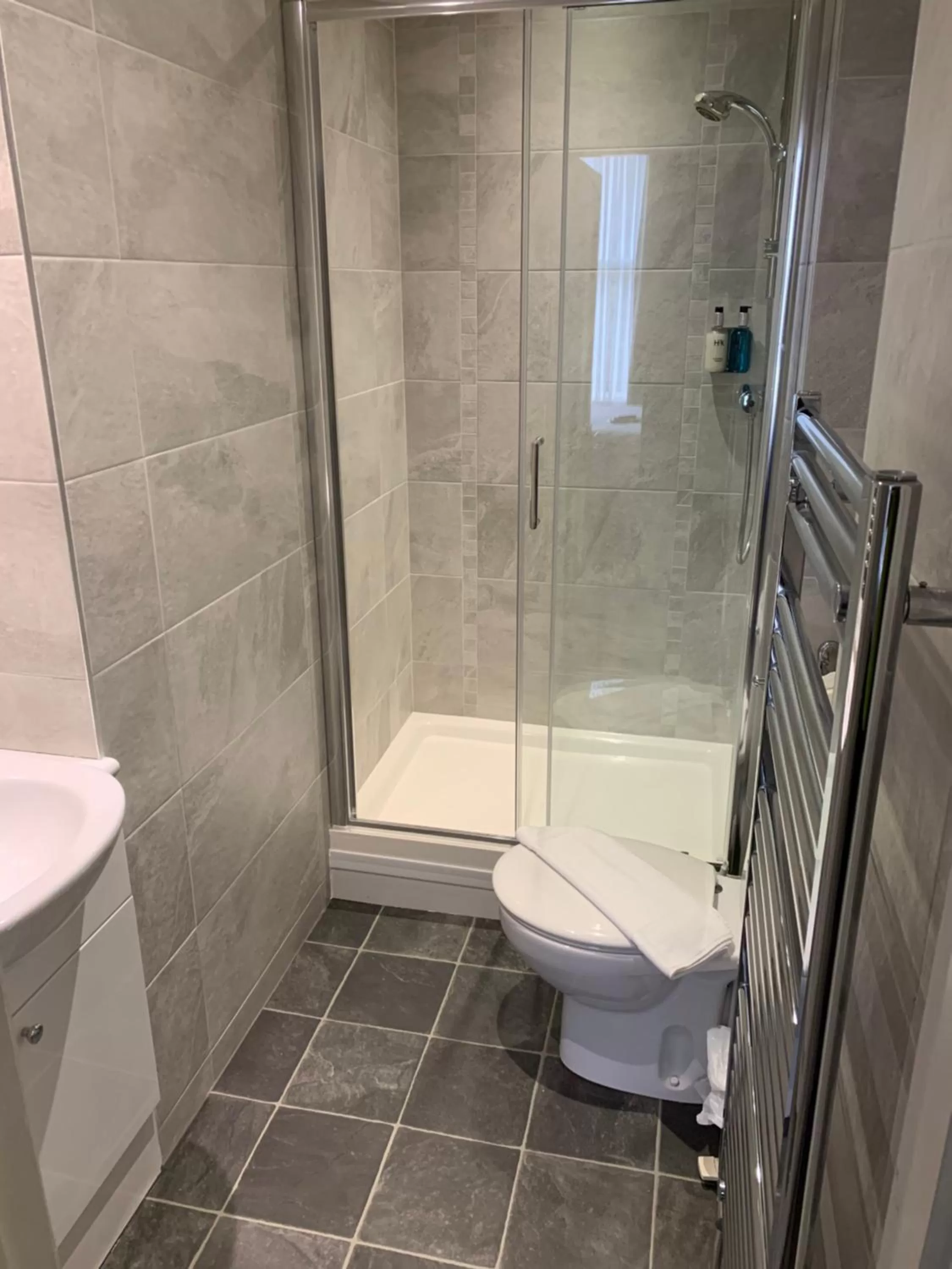 Shower in Hedley House Hotel & Apartments