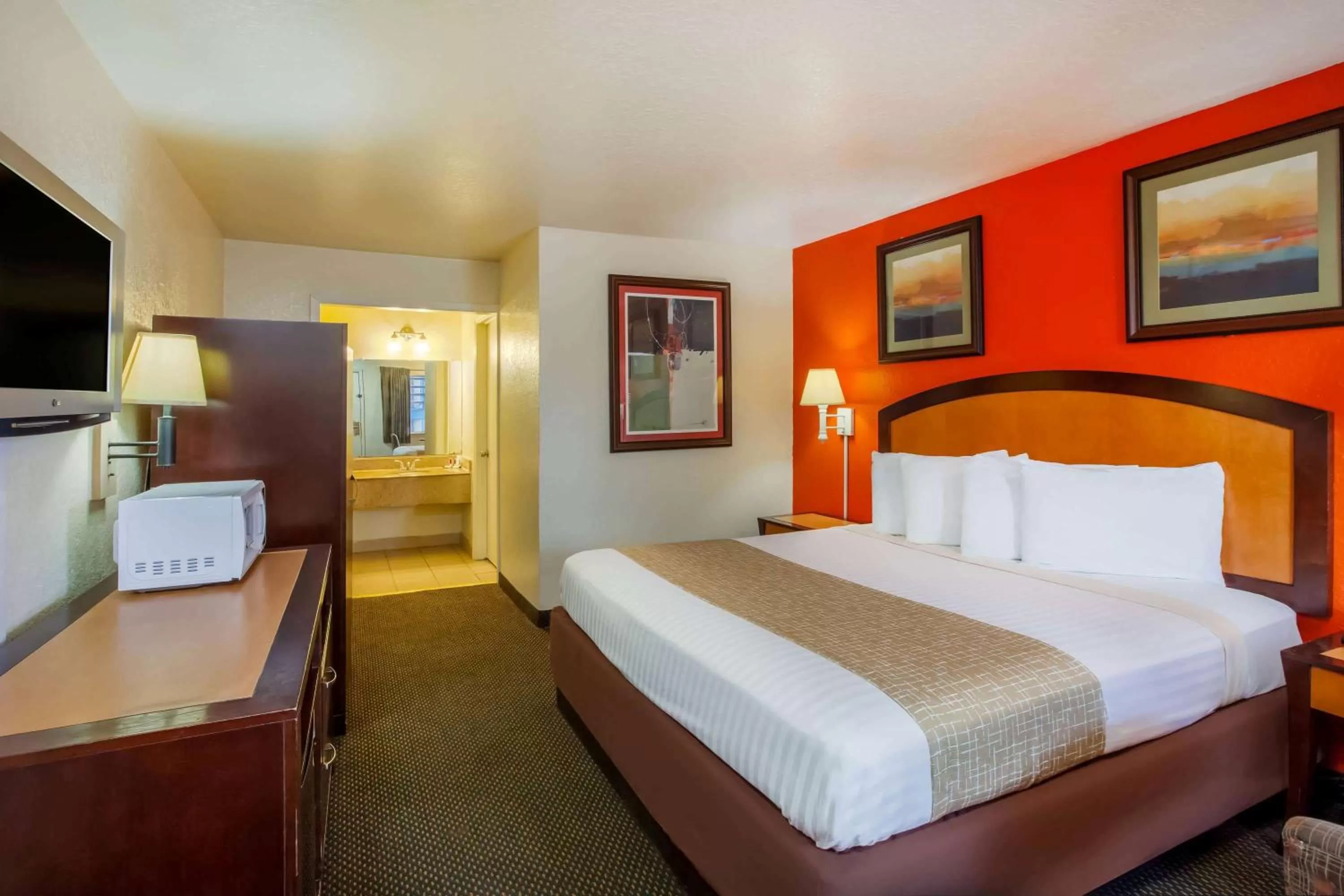 Photo of the whole room, Bed in Travelodge by Wyndham Houston Hobby Airport