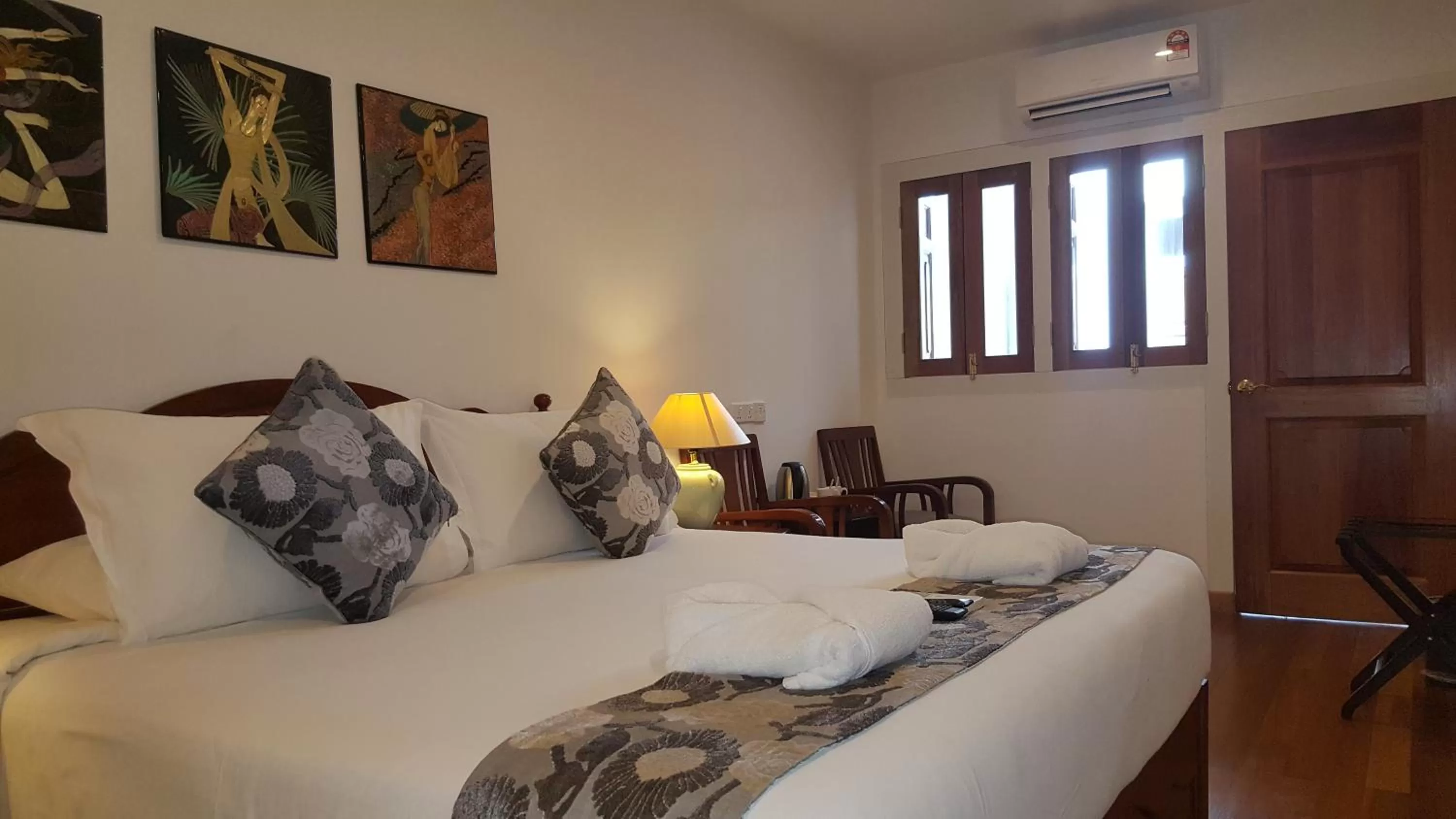 Bed in Heeren Straits Hotel