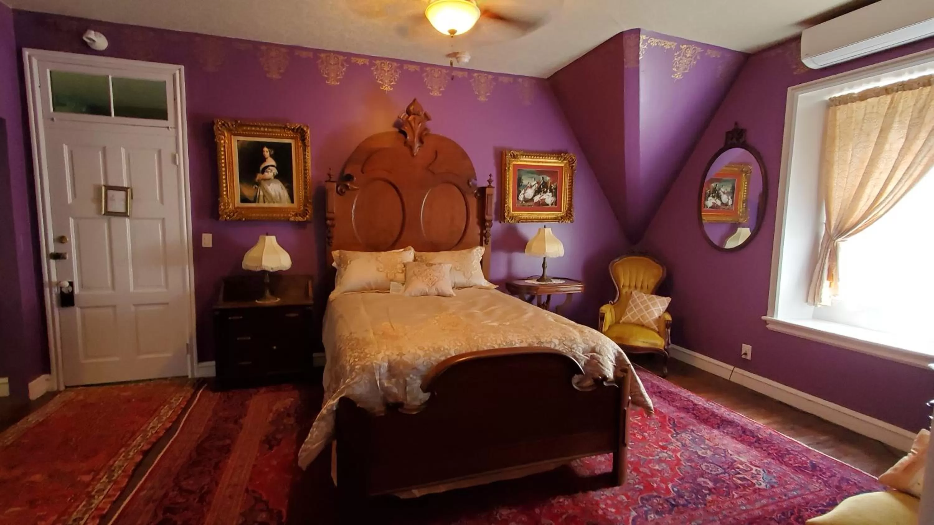 Deluxe Queen Suite in Gifford-Risley House Bed and Breakfast