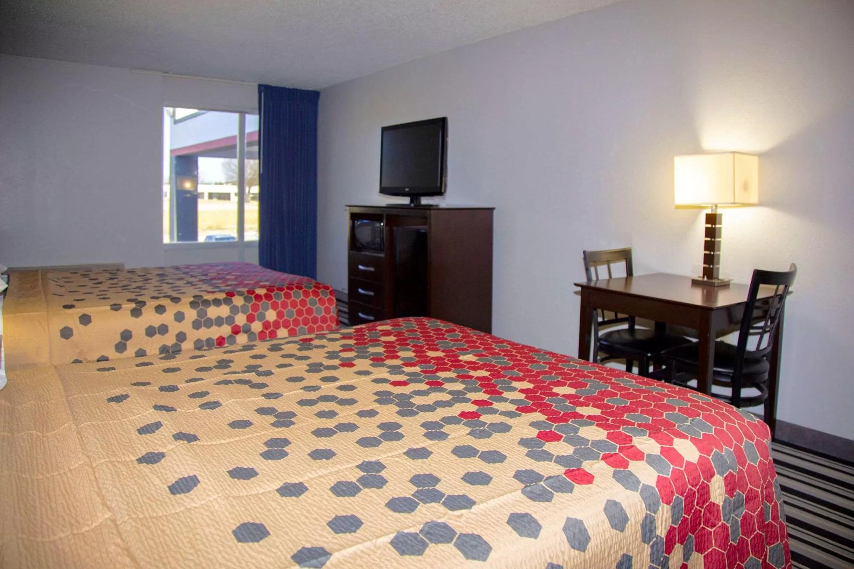 Photo of the whole room, Bed in Econo Lodge Ardmore