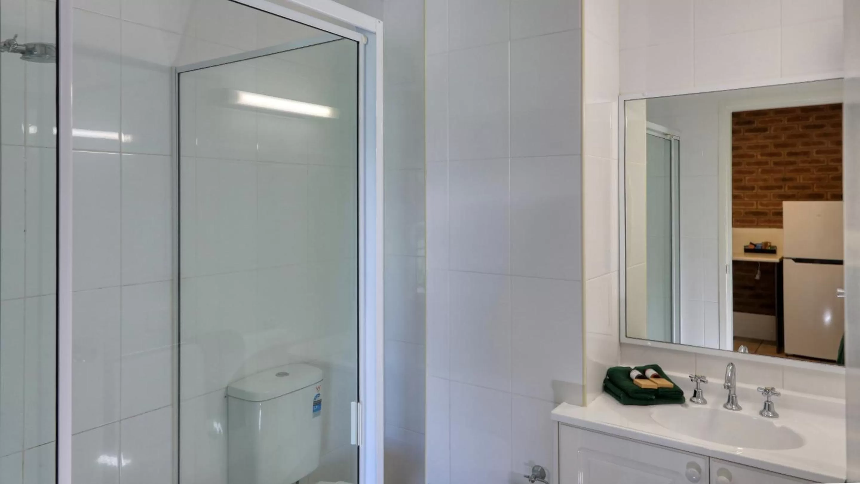 Bathroom in Hamilton Henry Parkes Motor Inn