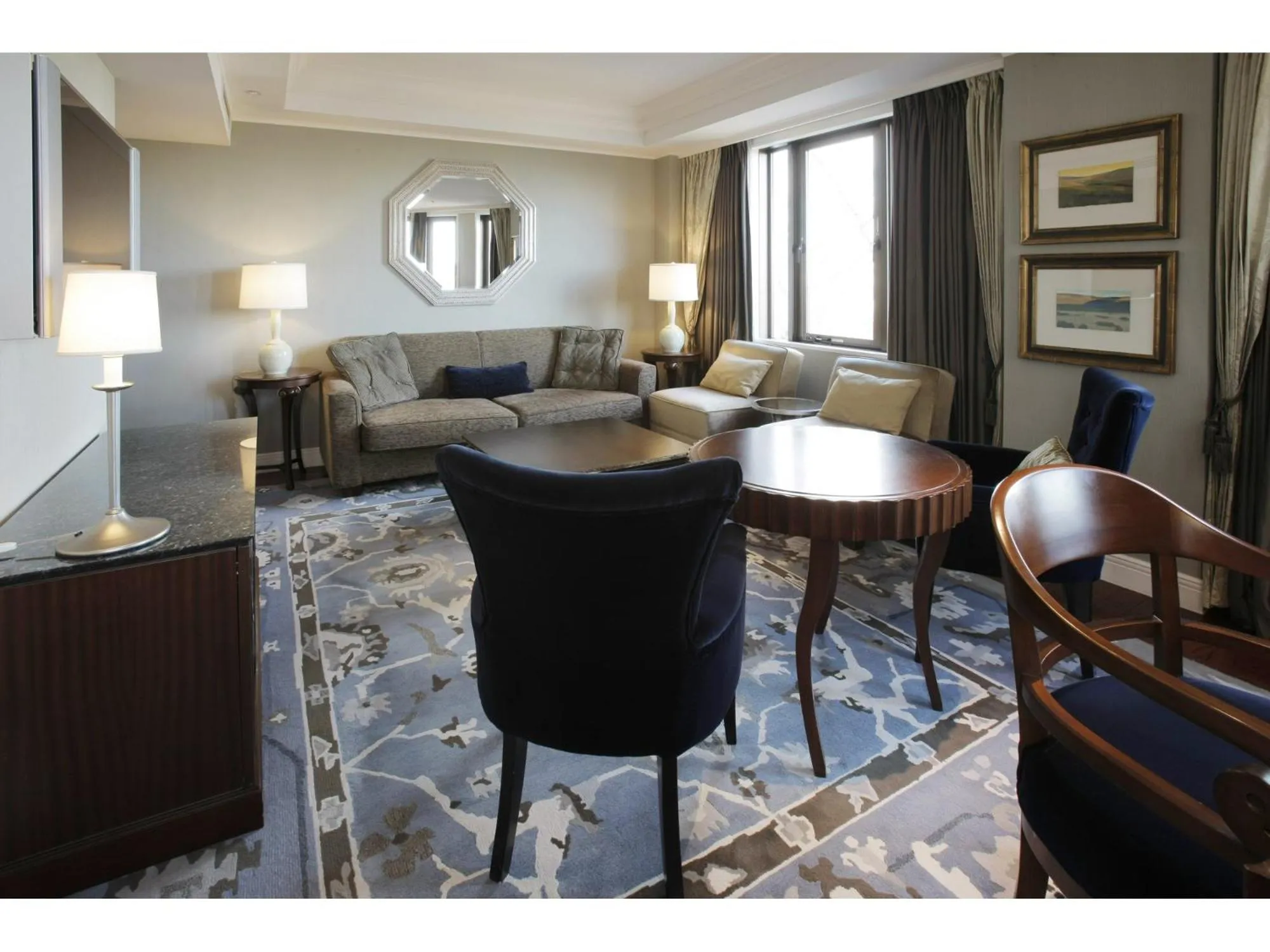 Photo of the whole room in Hotel New Grand