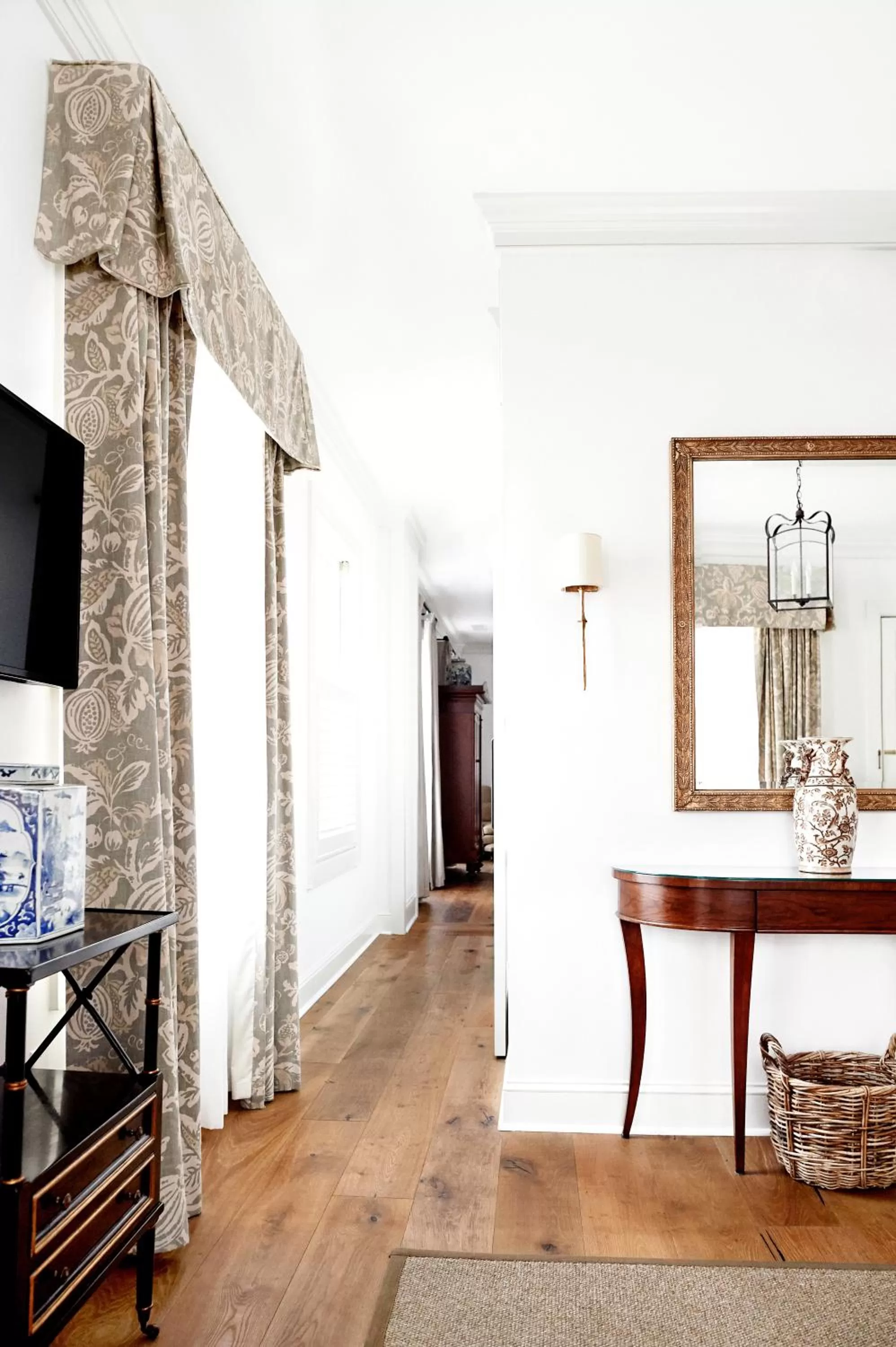 TV and multimedia in Planters Inn - Charleston