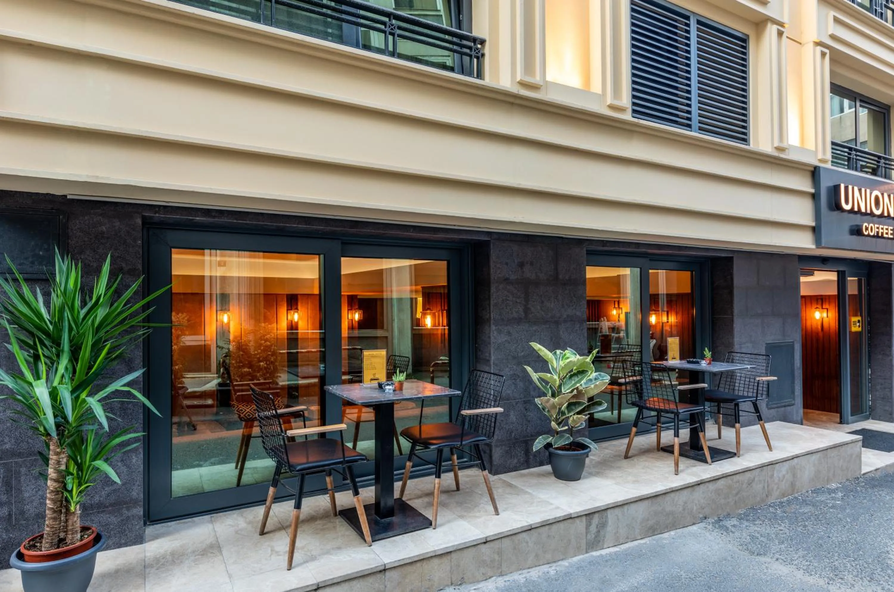 Property building in Union Hotel Port