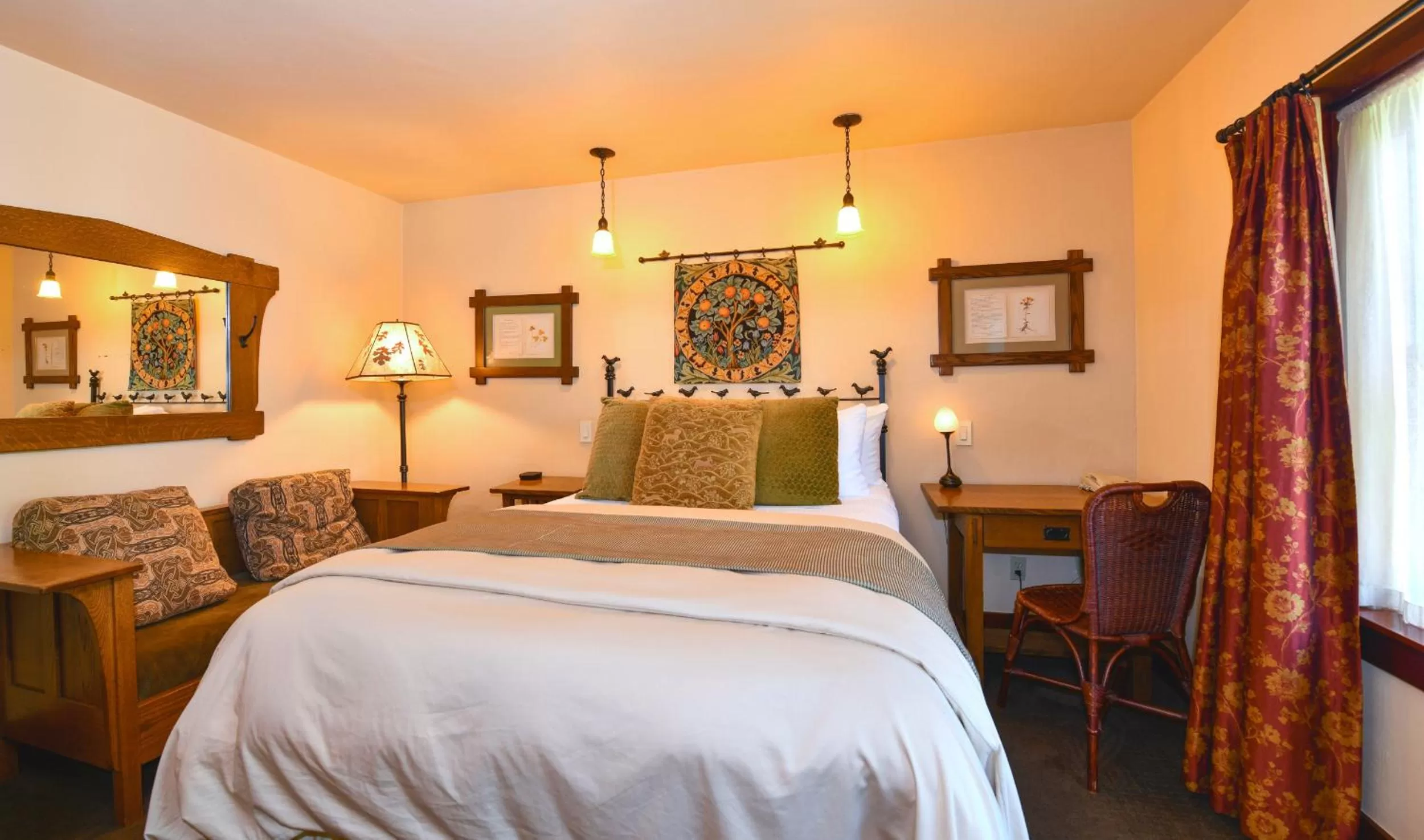 Bedroom, Bed in Blackbird Inn