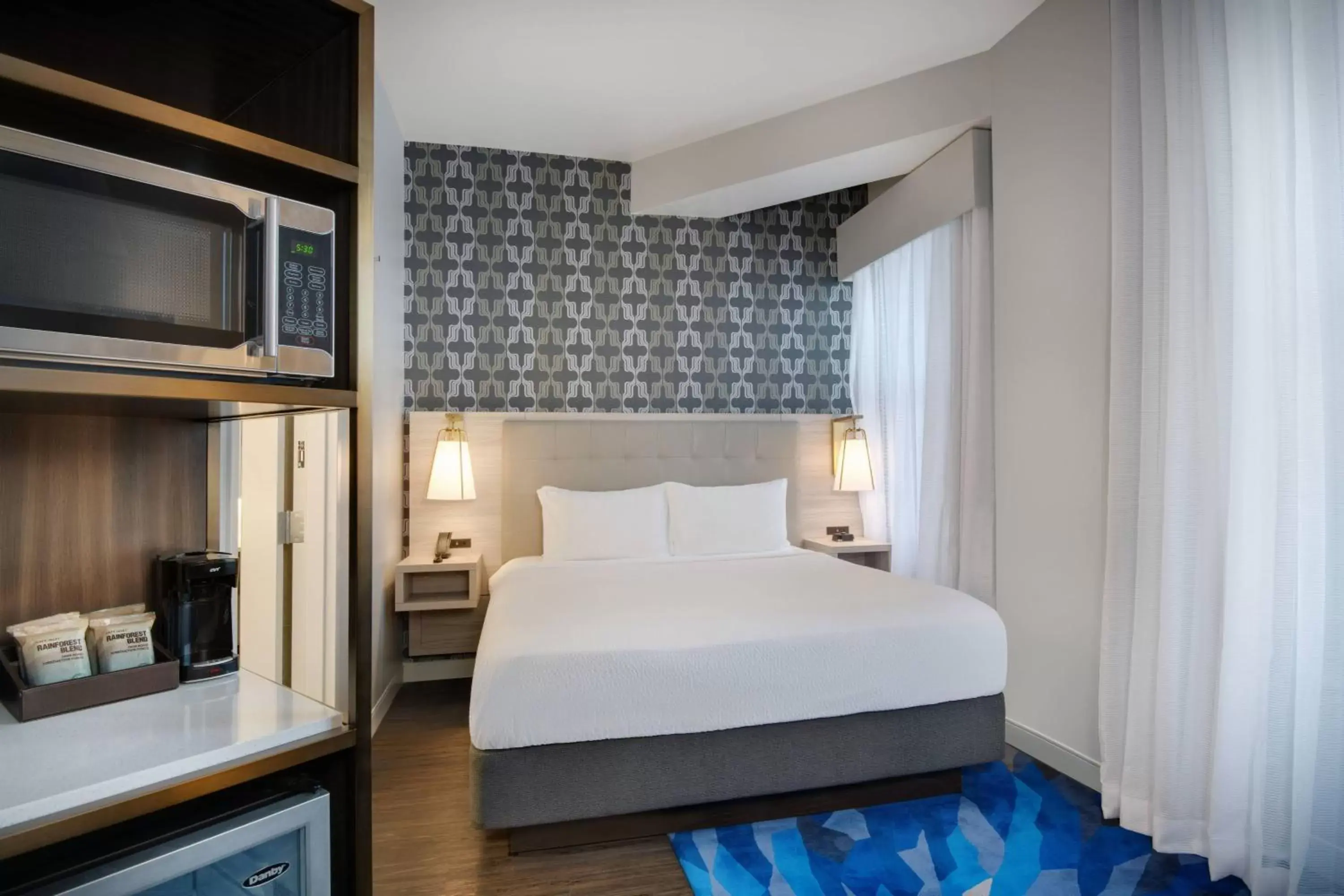 King Room with Adapted Tub - Mobility and Hearing Accessible in Courtyard by Marriott Atlanta Downtown King Room with Adapted Tub - Mobility and Hearing Accessible in Courtyard by Marriott Atlanta Downtown