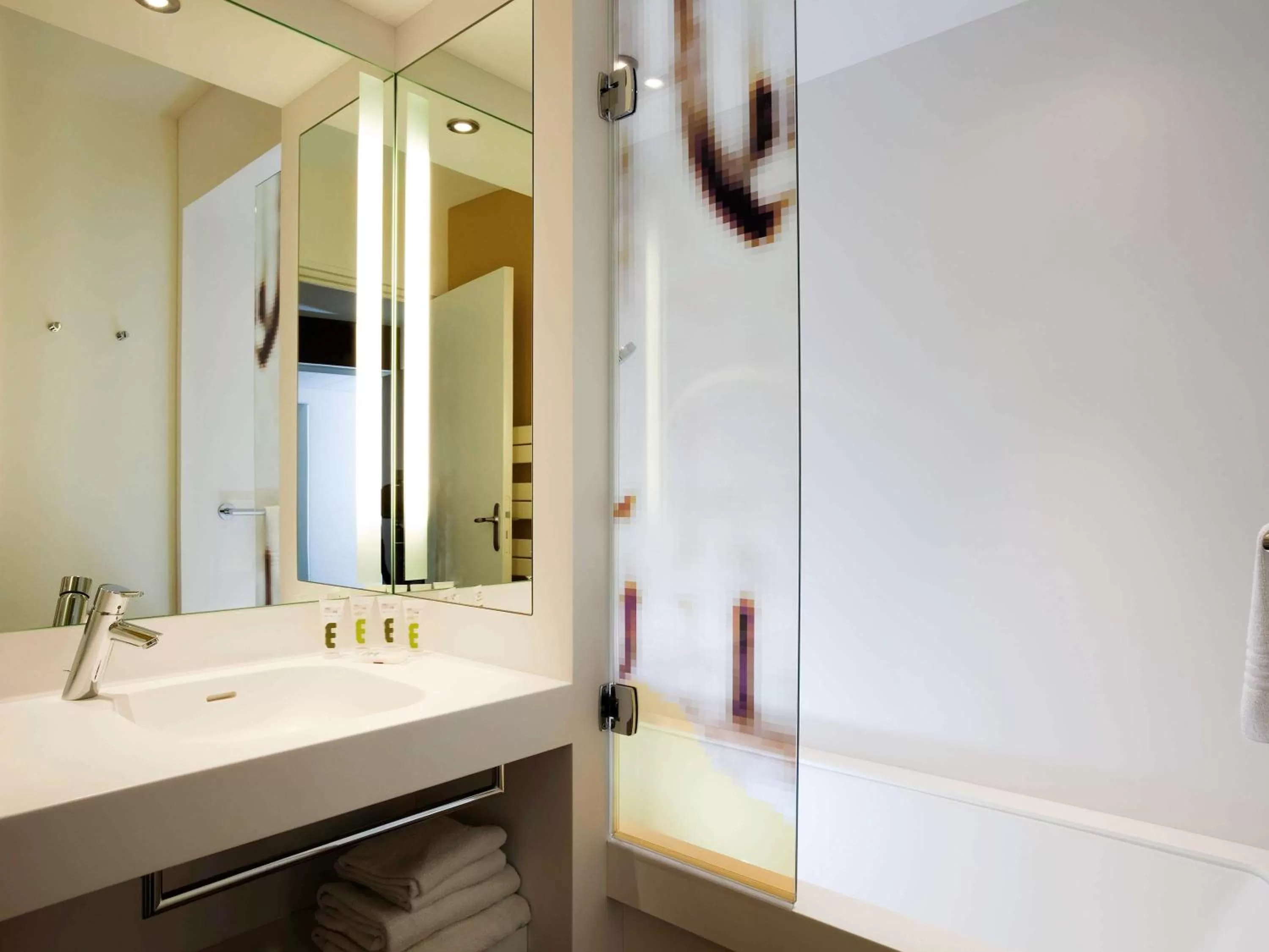 Bathroom in Mercure Avignon Centre Palais des Papes