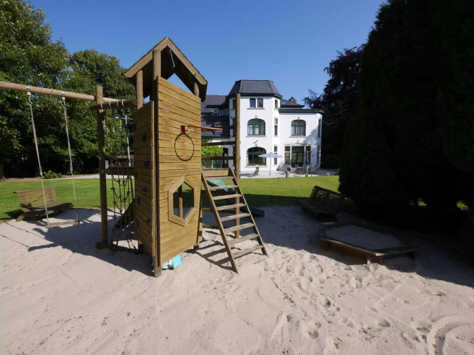 Children play ground, Property Building in L'Étape Fagnarde - Bed, Breakfast & Sauna