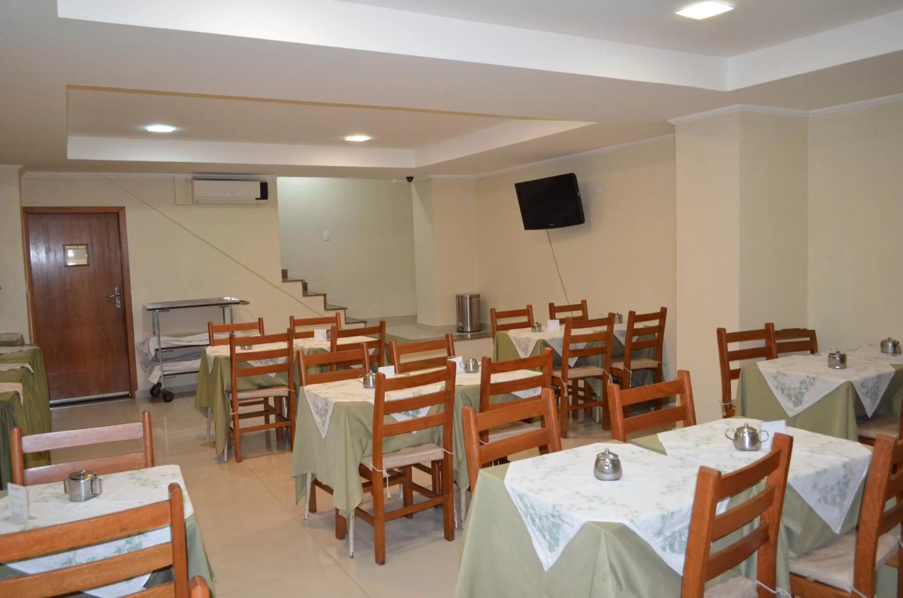 Restaurant/places to eat in Lux Hotel