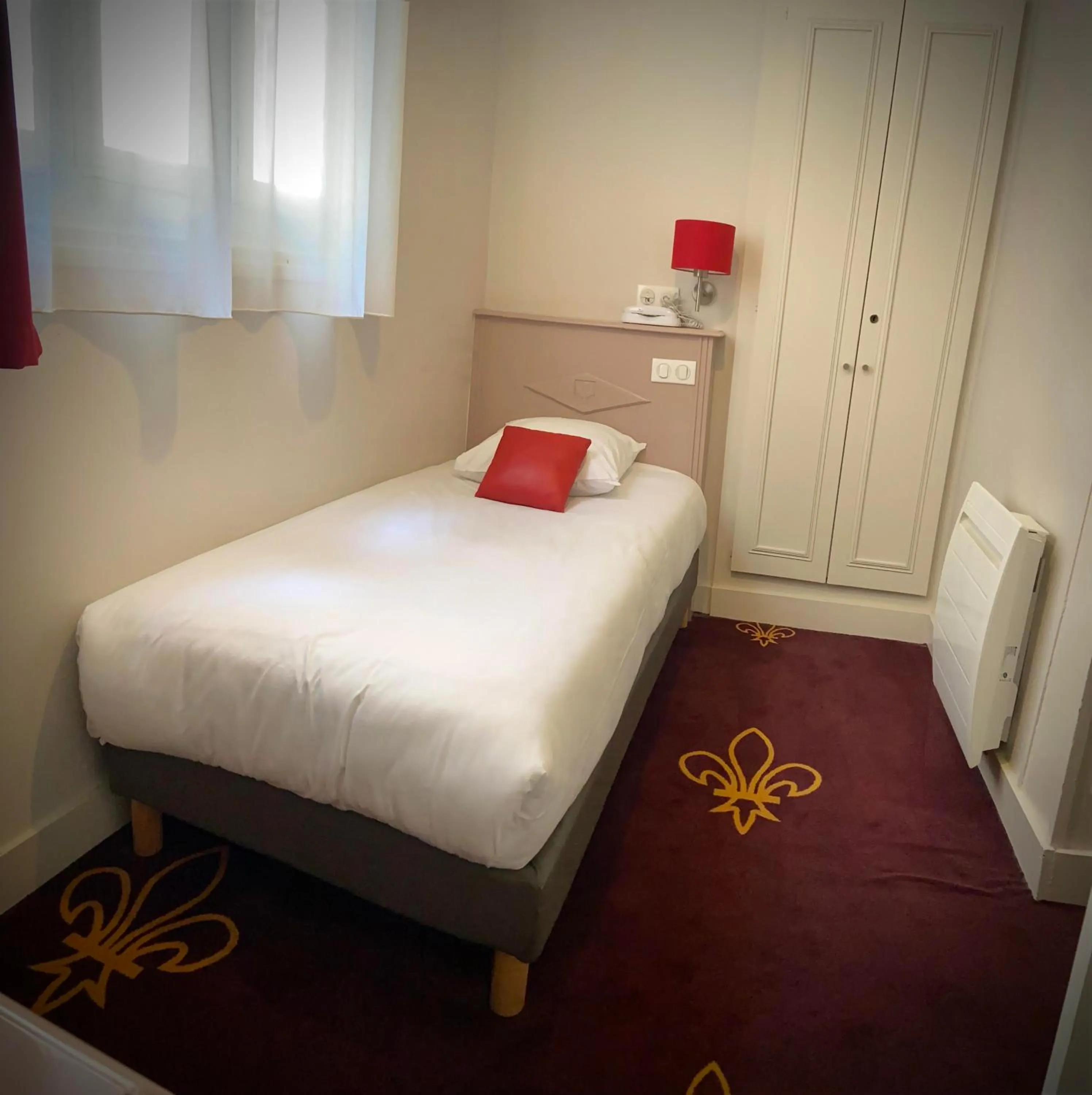 Bed in Hôtel Le Roncevaux