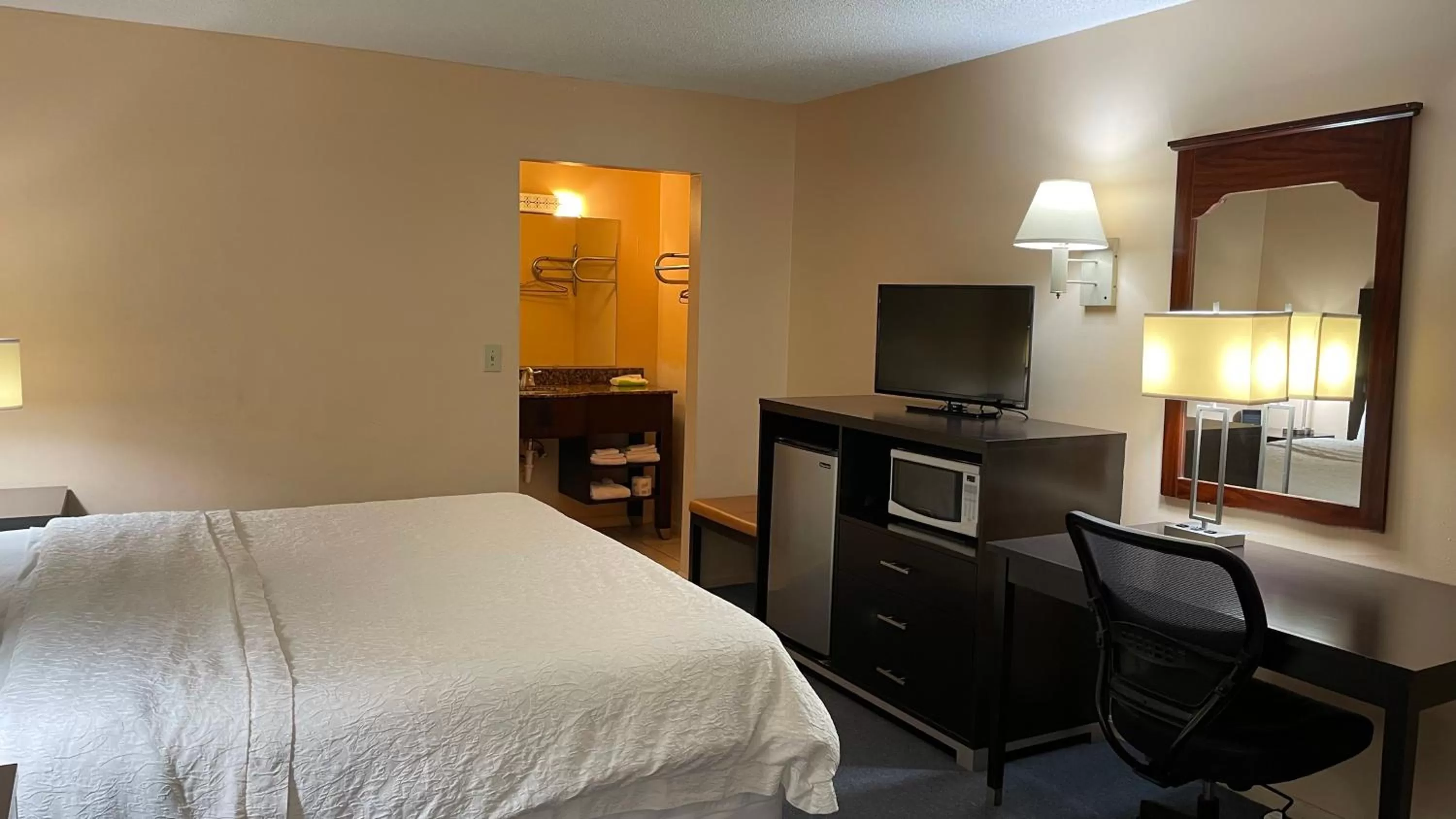 TV and multimedia, Bed in Slumber Inn Harrisonville