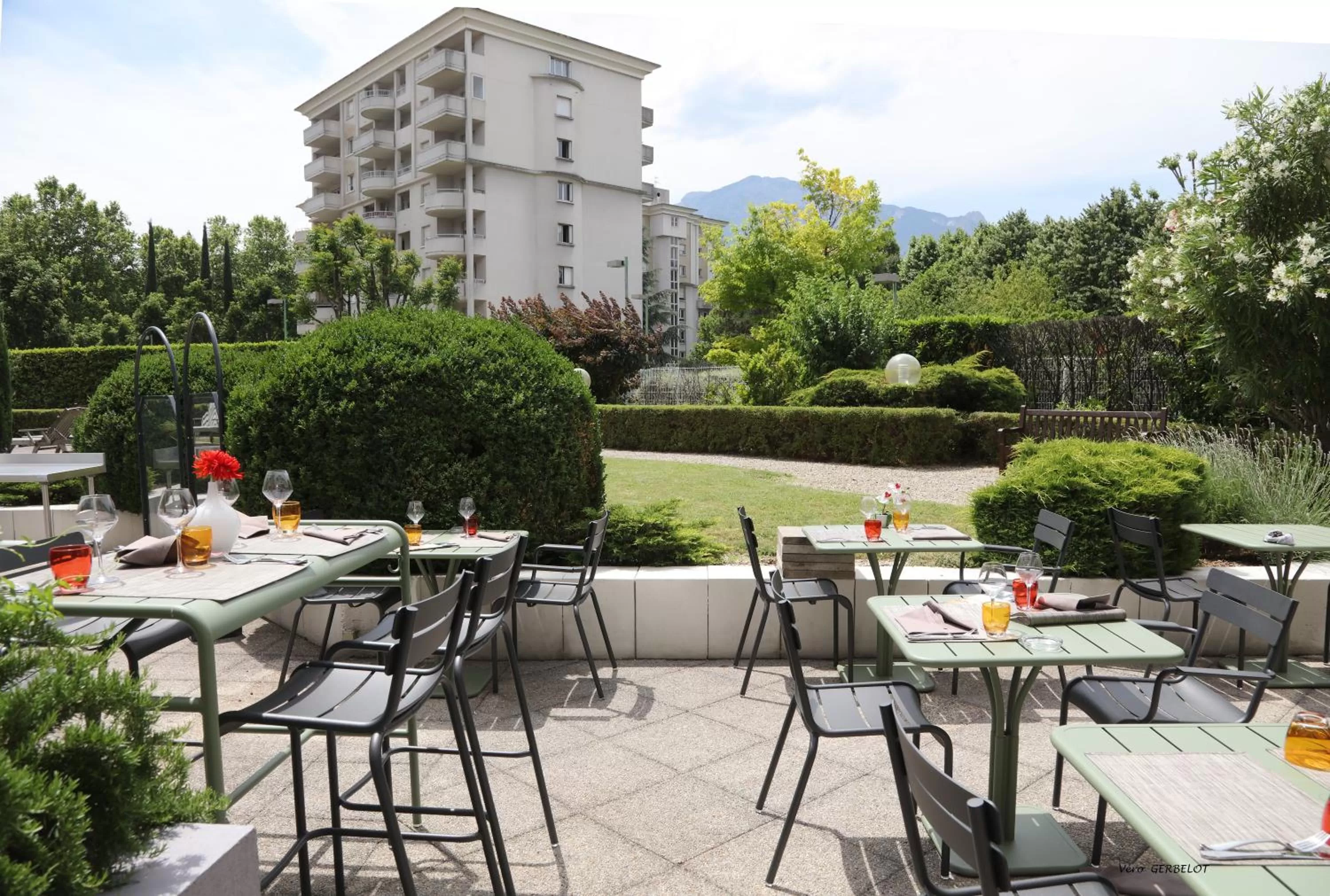 Patio in Mercure Grenoble Centre Porte des Alpes