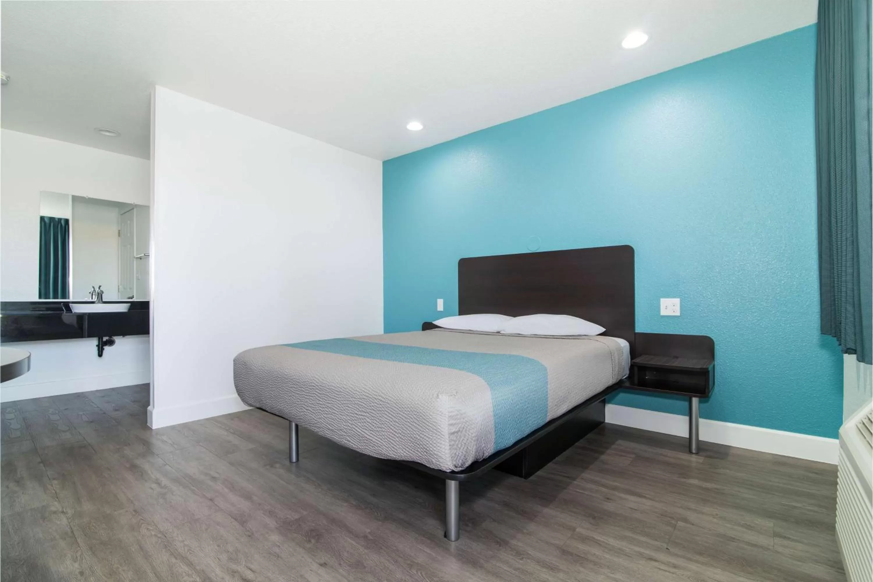 Photo of the whole room, Bed in Motel 6 - Moreno Valley - Riverside March Air Base