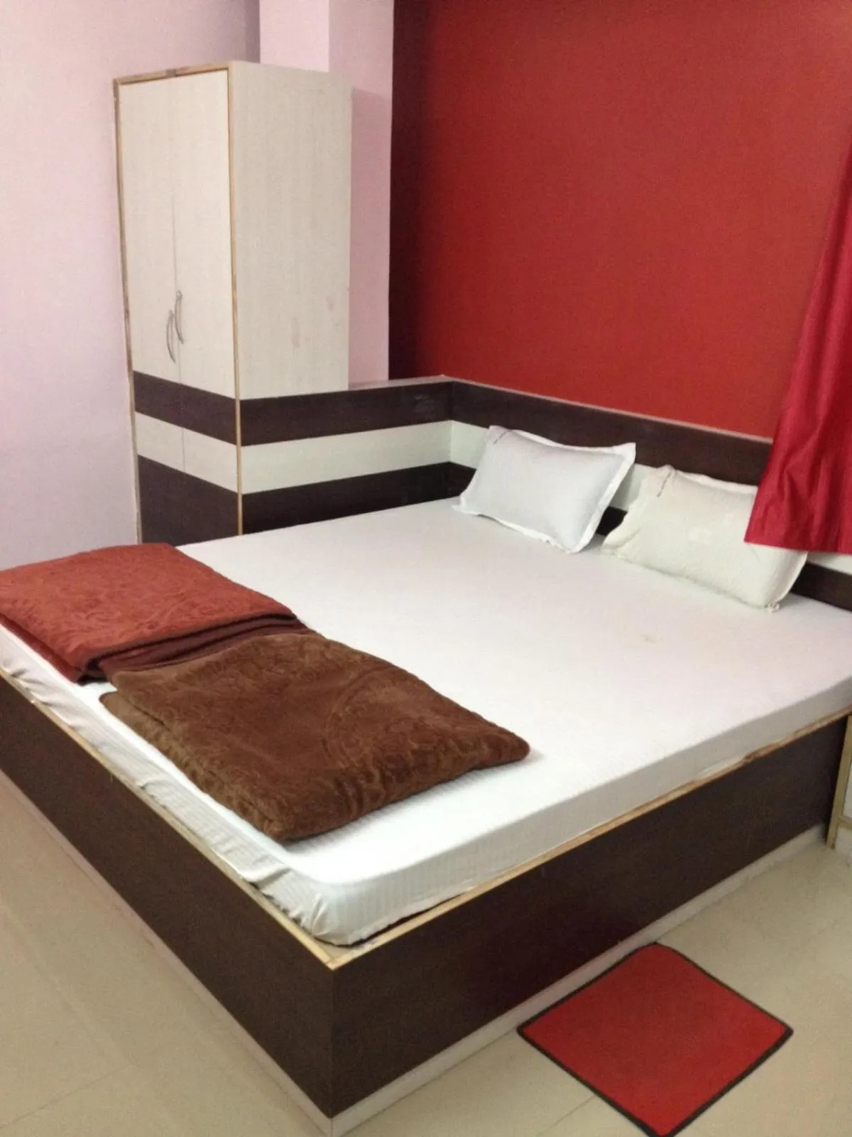 Bed in Hotel Viraat Inn