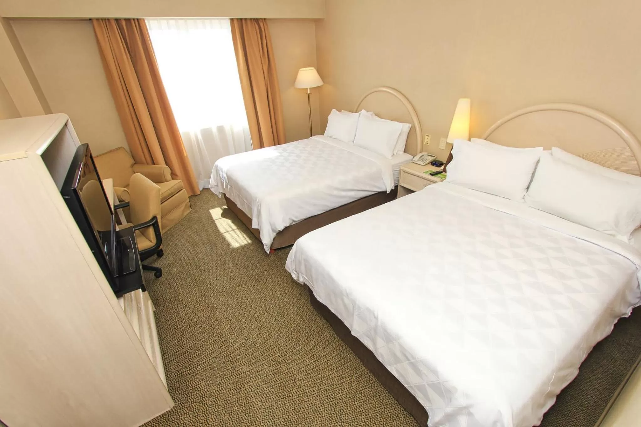 Photo of the whole room, Bed in Holiday Inn Leon-Convention Center by IHG