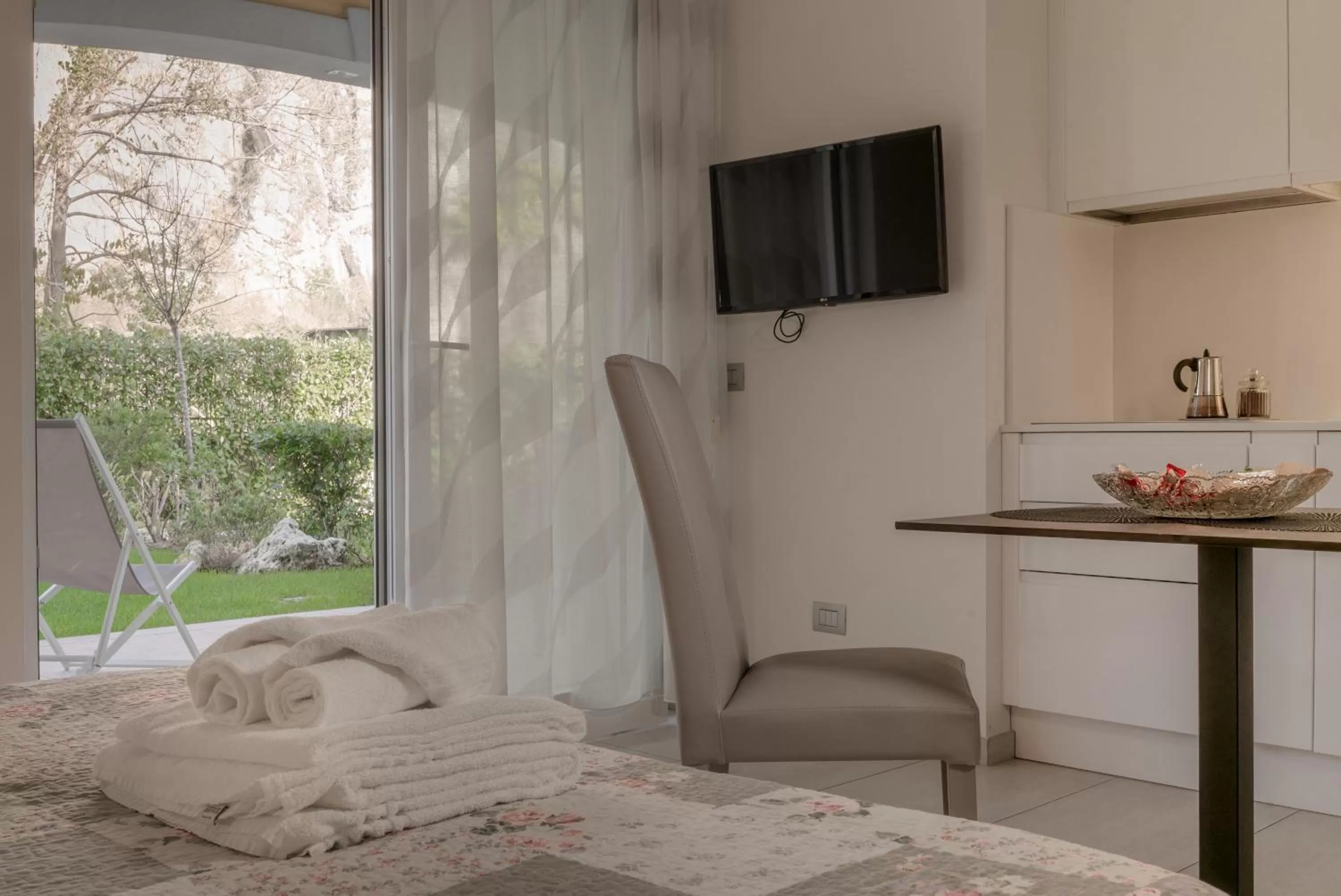 Dining area, Bed in Yachting Residence
