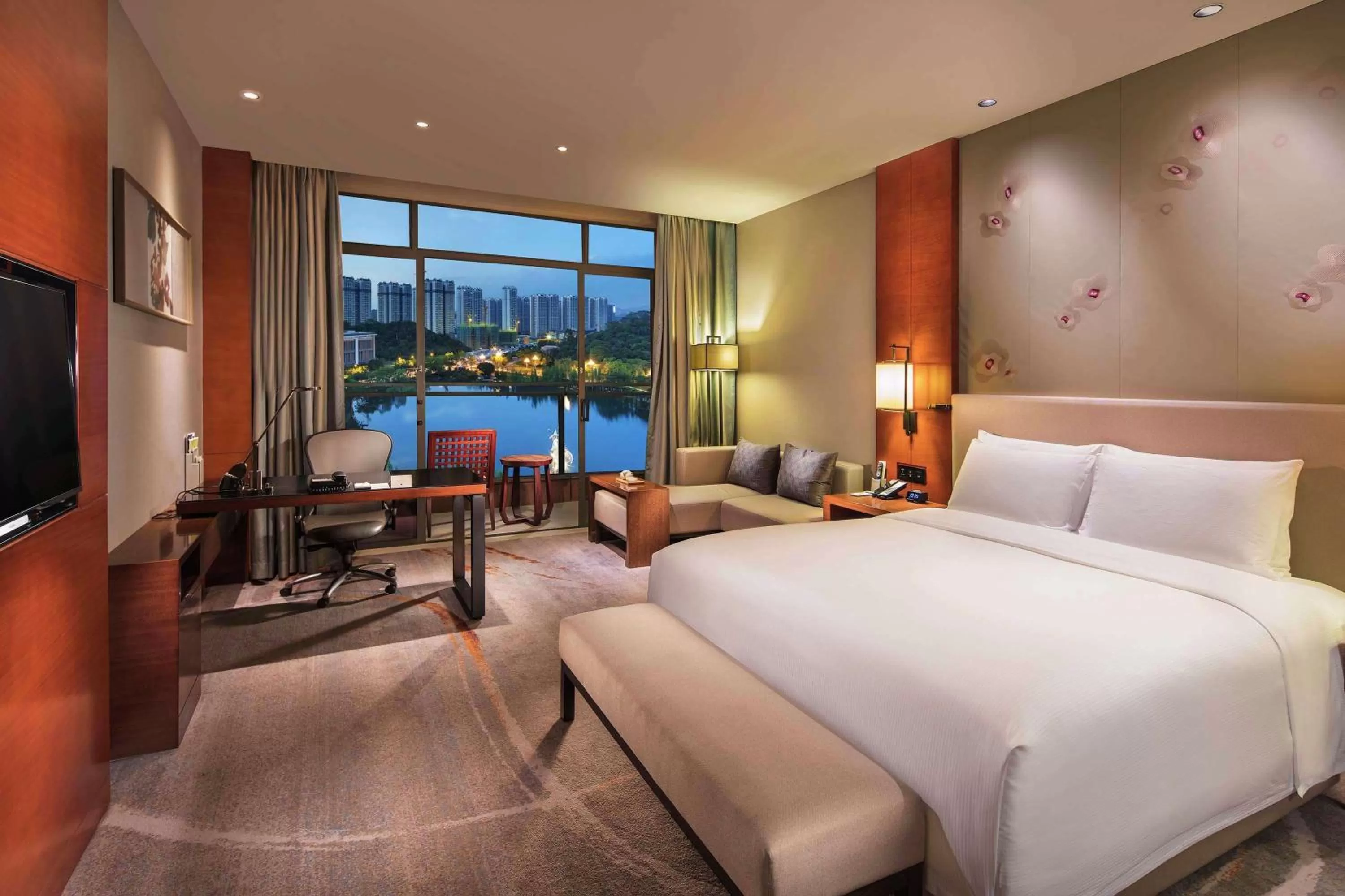 Bedroom, Bed in DoubleTree by Hilton Guangzhou Science City