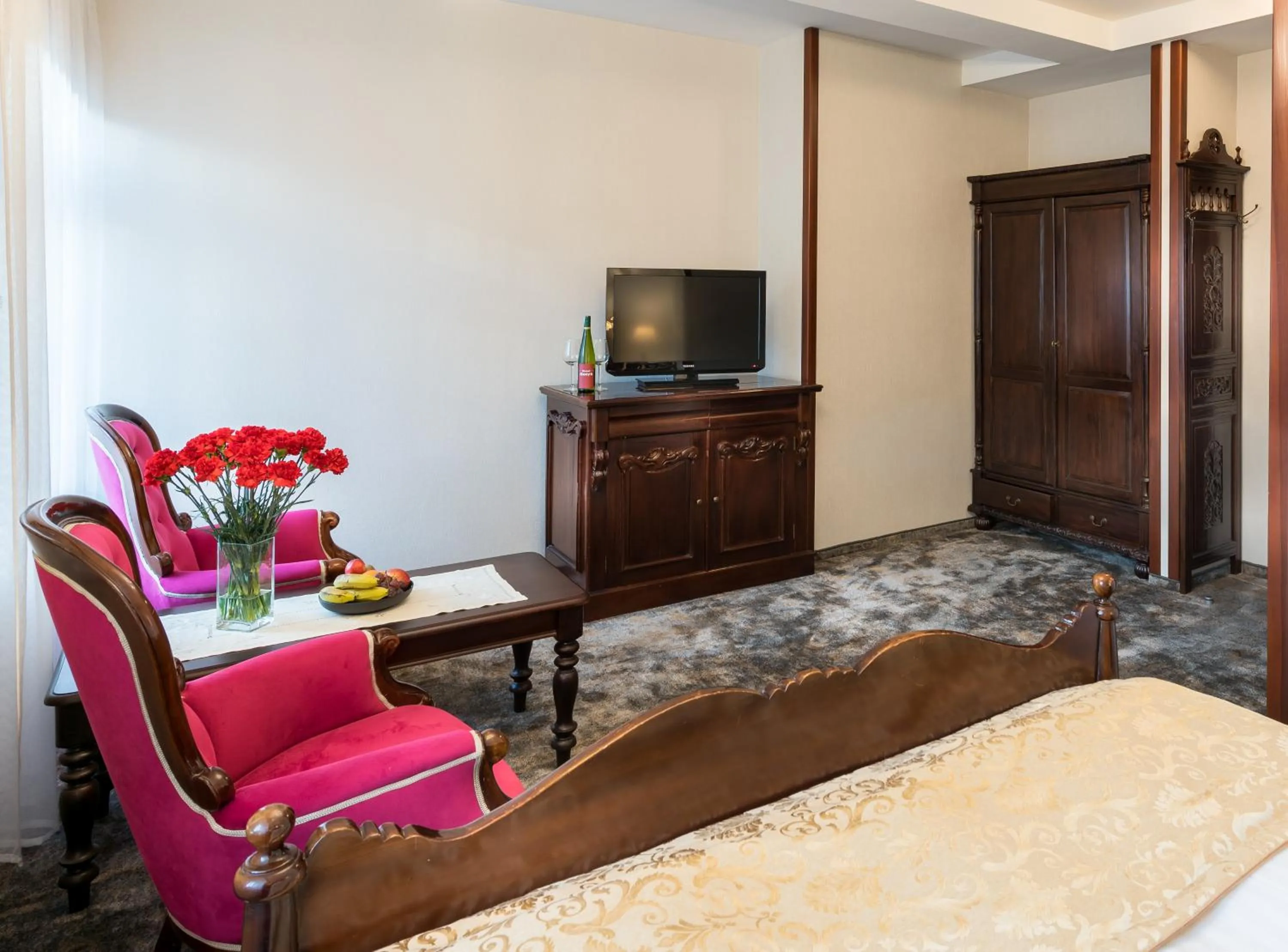 Photo of the whole room, Bed in Gotyk