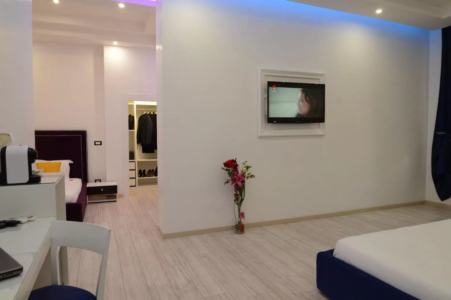 TV and multimedia, Bed in Escape Luxury Suite - CA Domus Collection