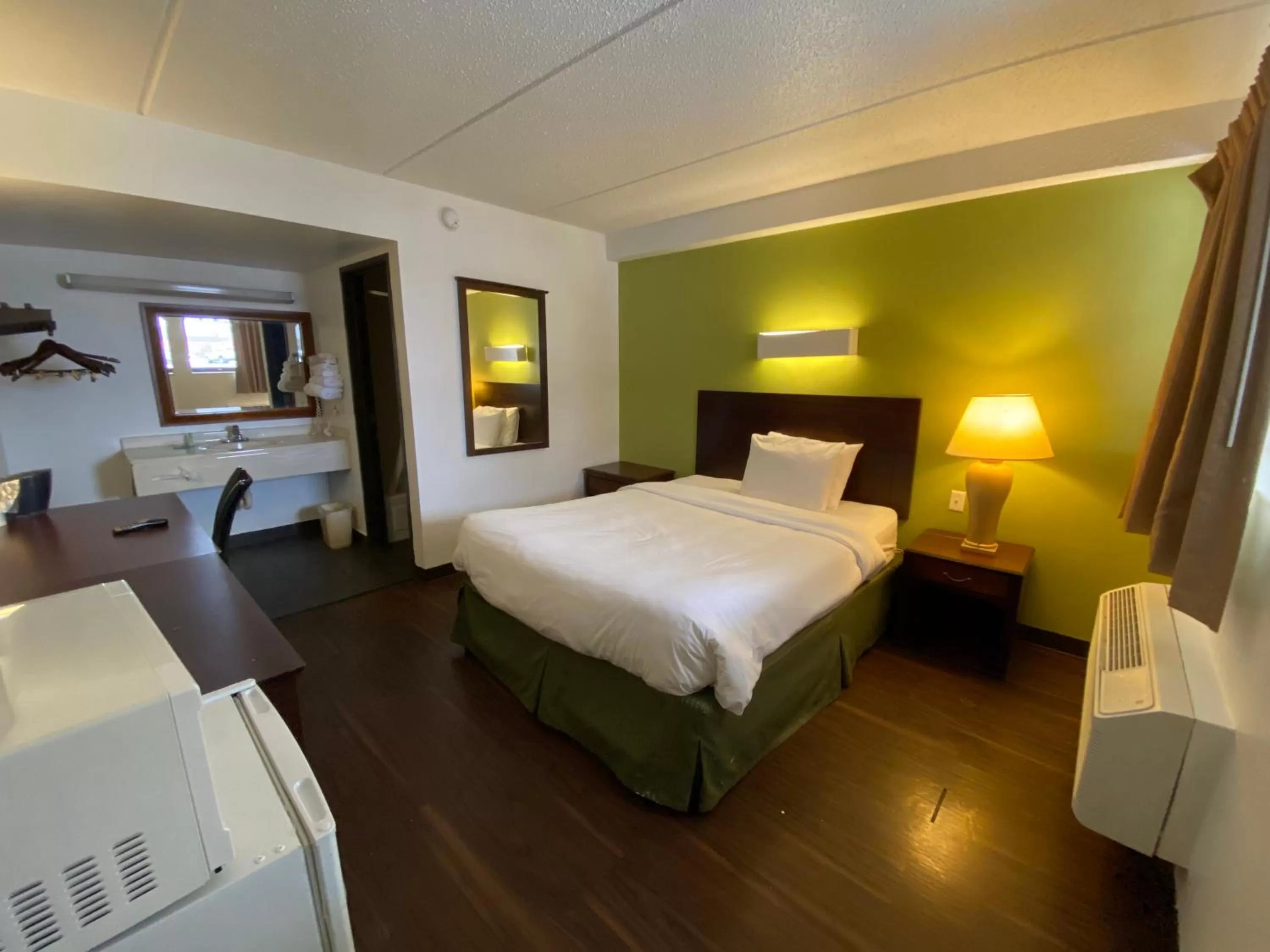 Photo of the whole room, Bed in Skylight Inn Willoughby - Cleveland Mentor