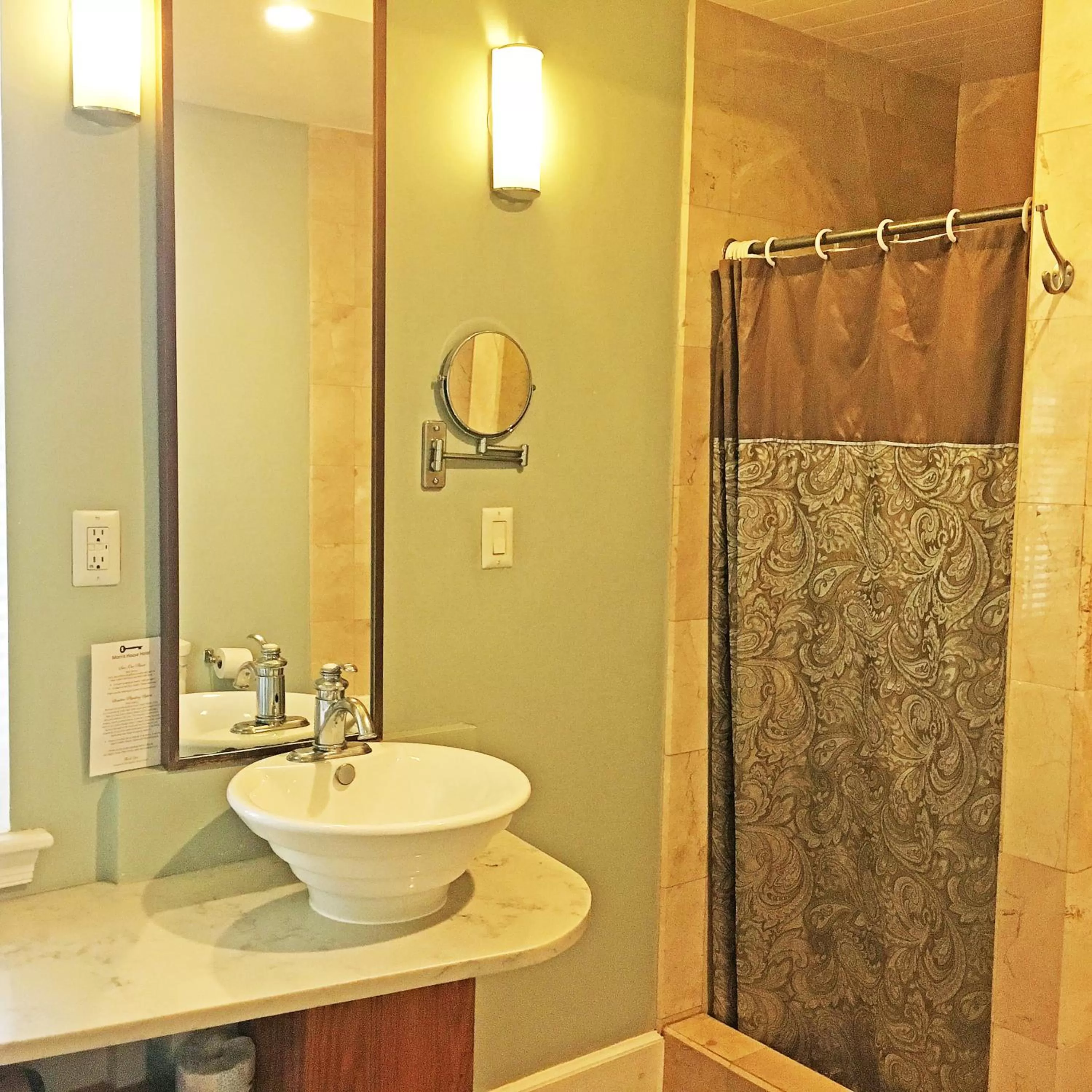 Bathroom in Morris House Hotel