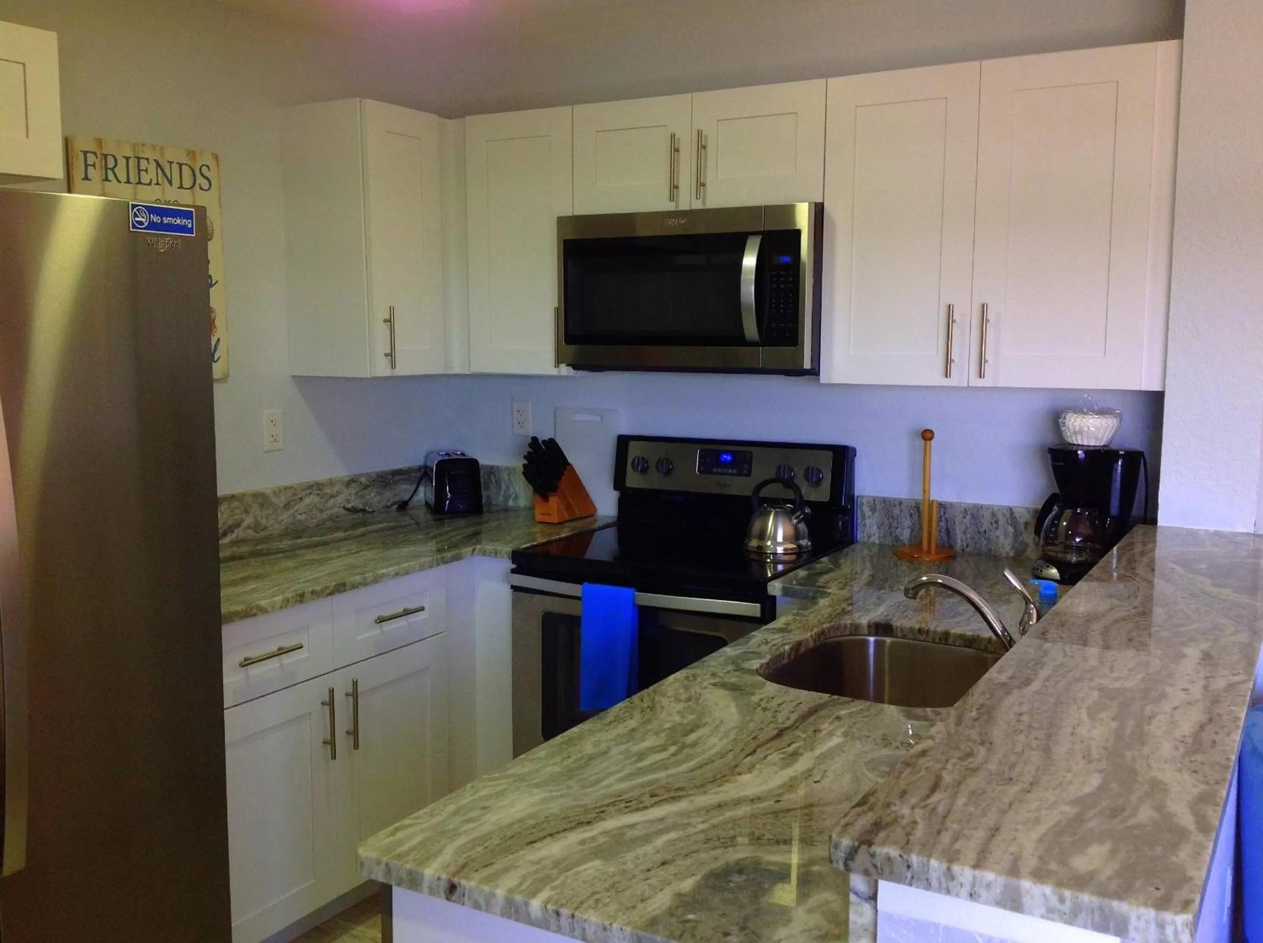 Kitchen or kitchenette in Vistalmar Beach Resort