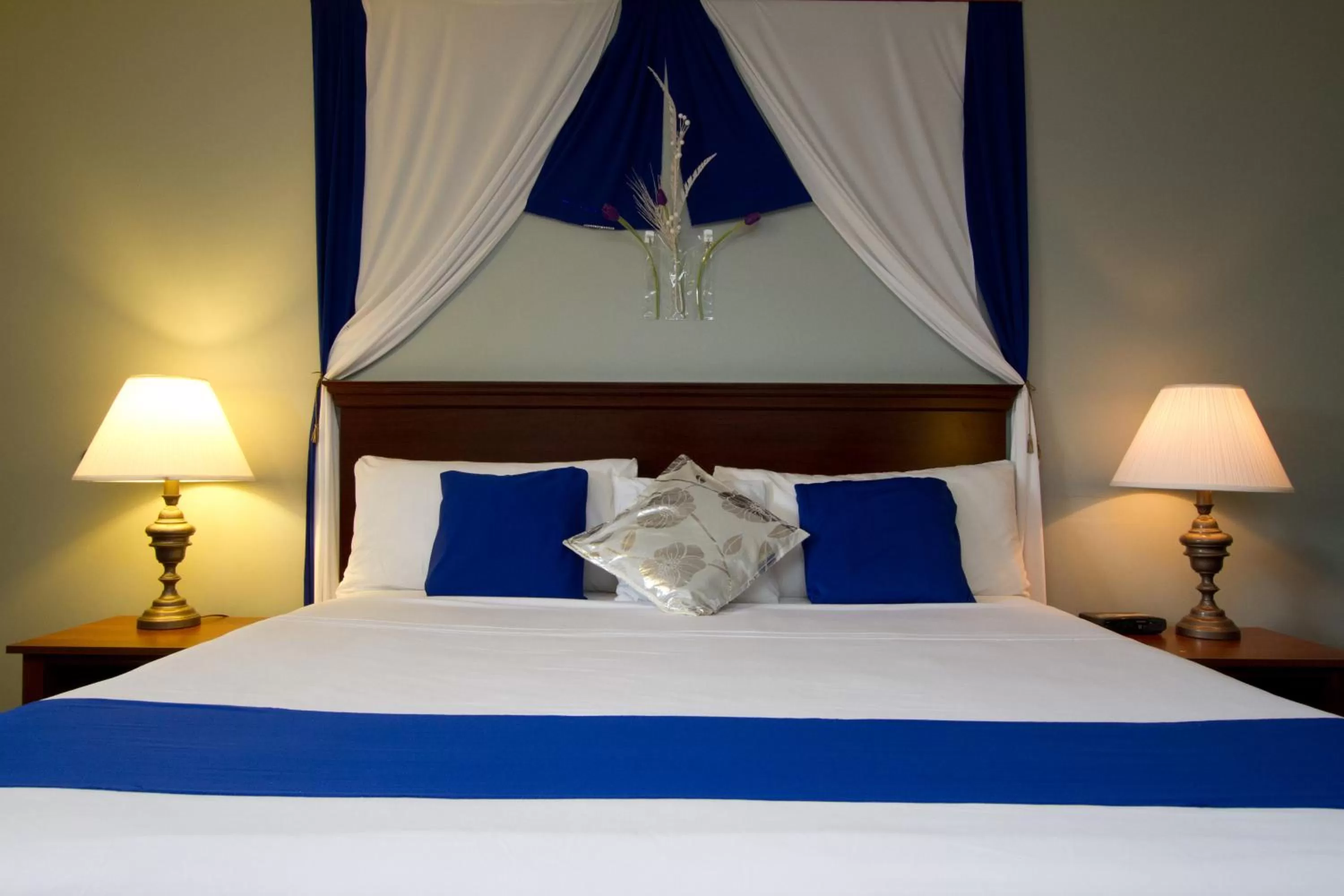 Bed in Knights Inn Lindsay