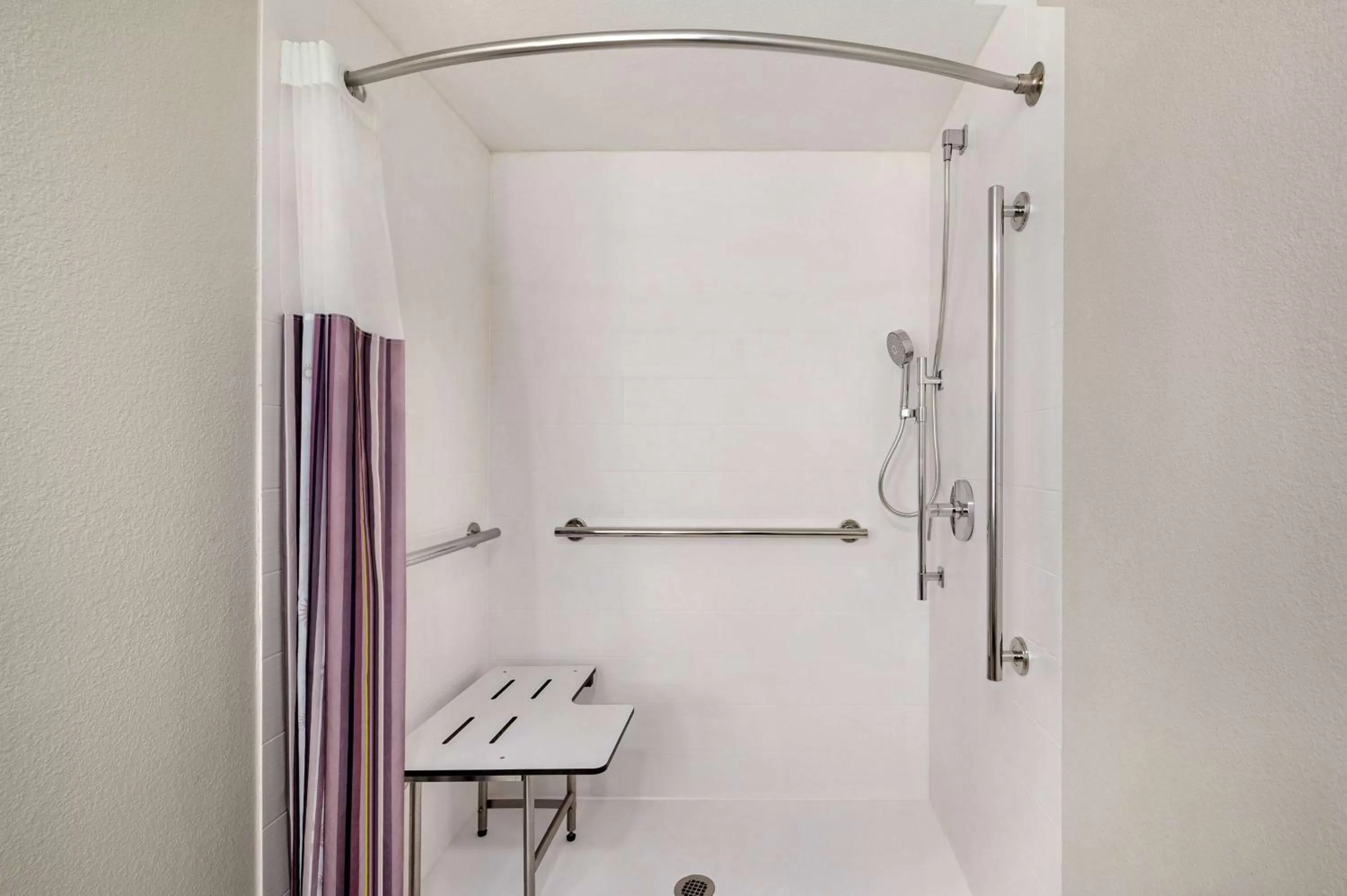 Shower in La Quinta Inn by Wyndham Columbus Airport Area