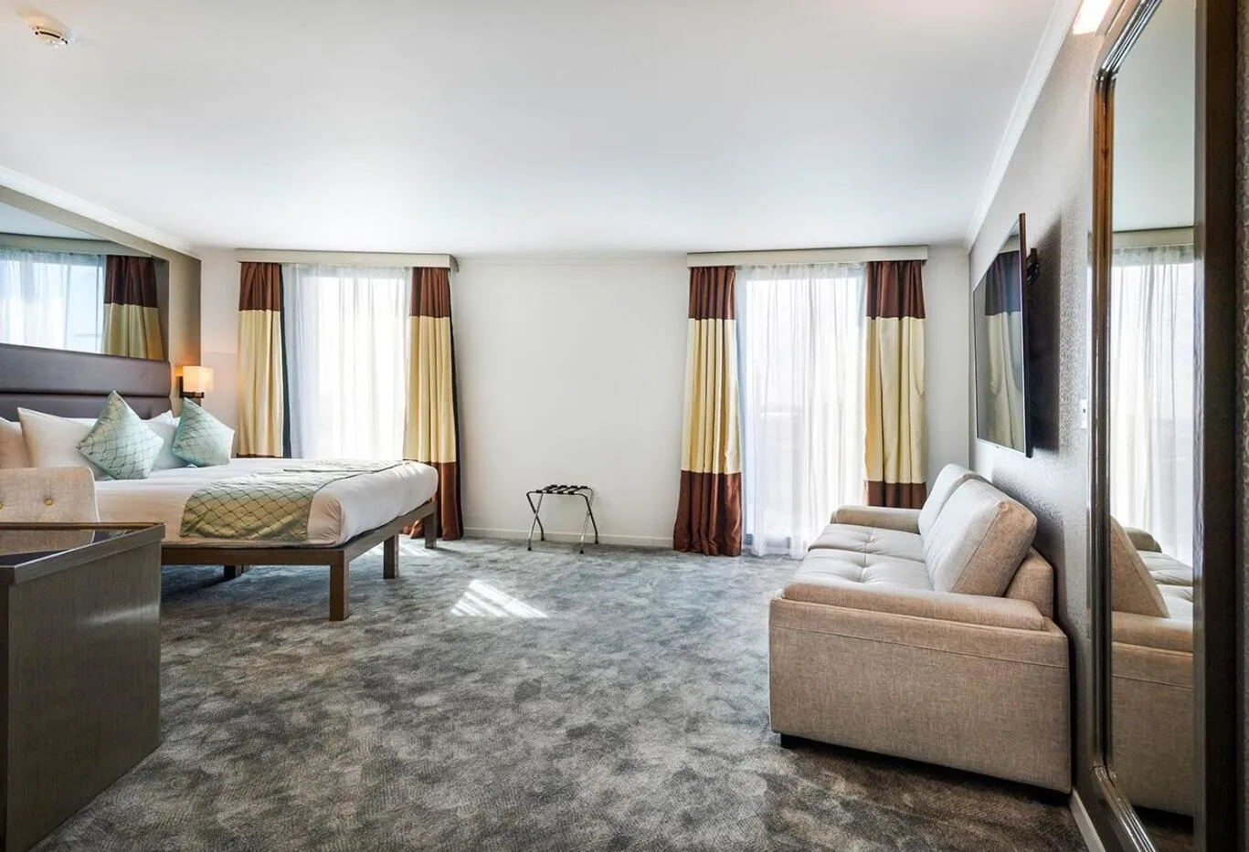 Photo of the whole room, Bed in Atrium Hotel Heathrow