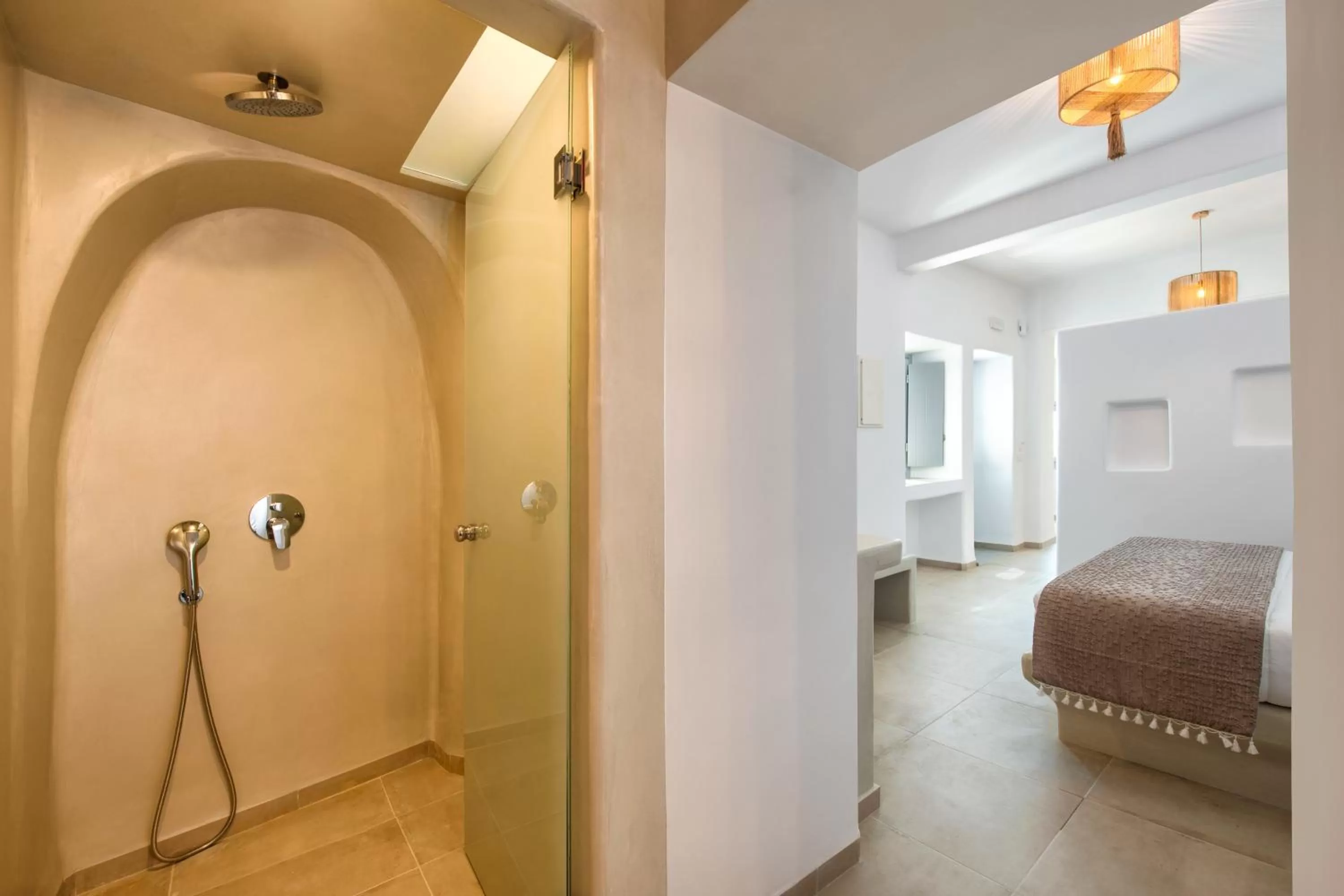 Bathroom, Bed in Hill Suites