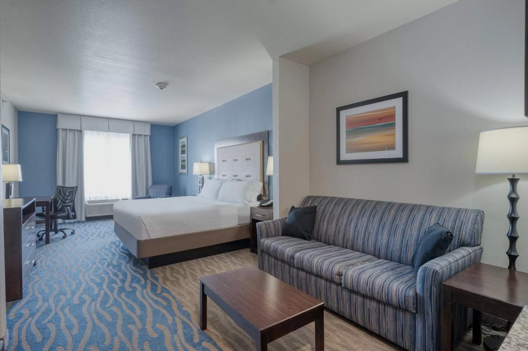 Photo of the whole room, Bed in Holiday Inn Express and Suites Edwardsville by IHG