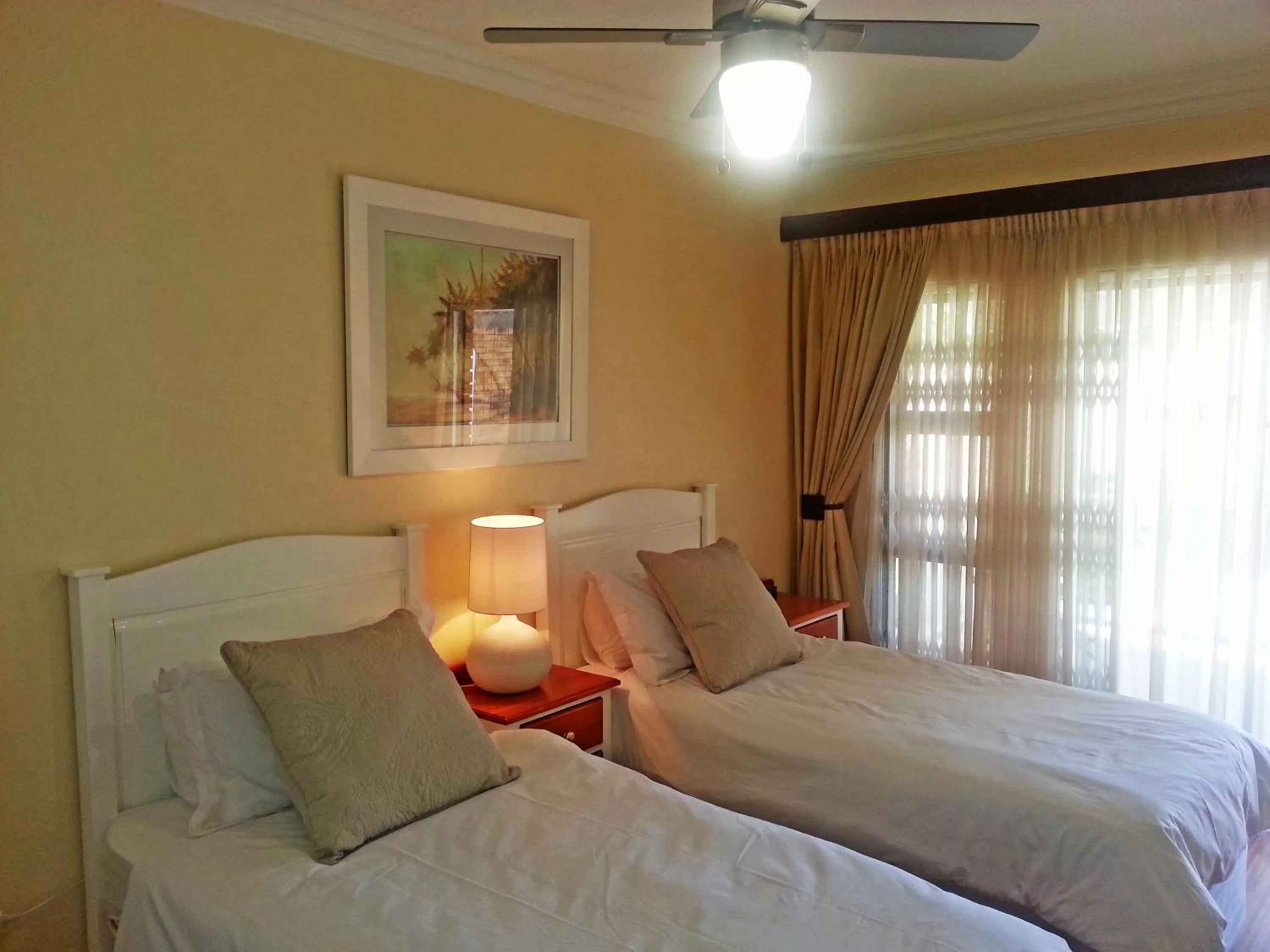 Twin Room with Shower in Majestic Guesthouse