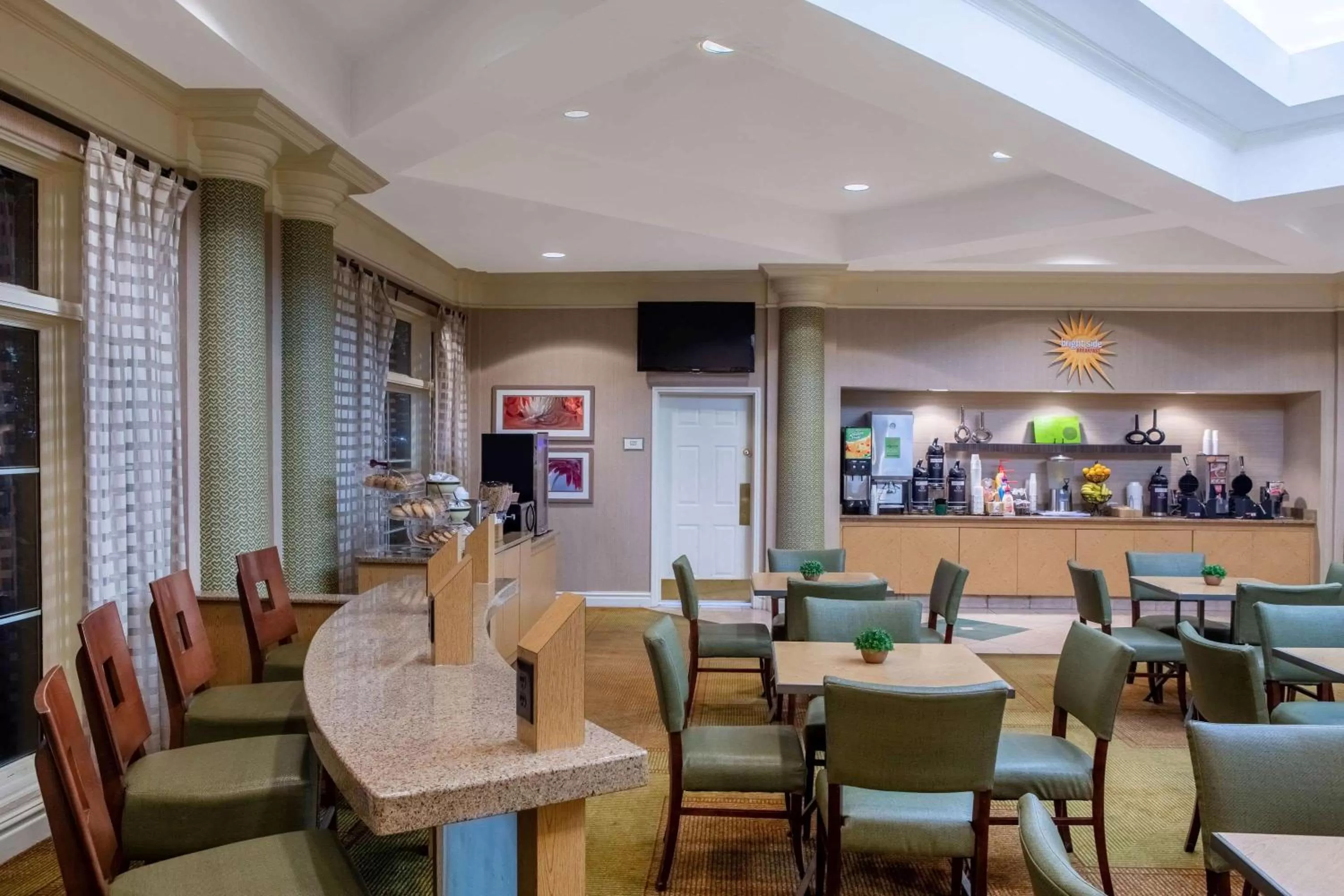 Restaurant/places to eat in La Quinta by Wyndham Charlotte Airport South