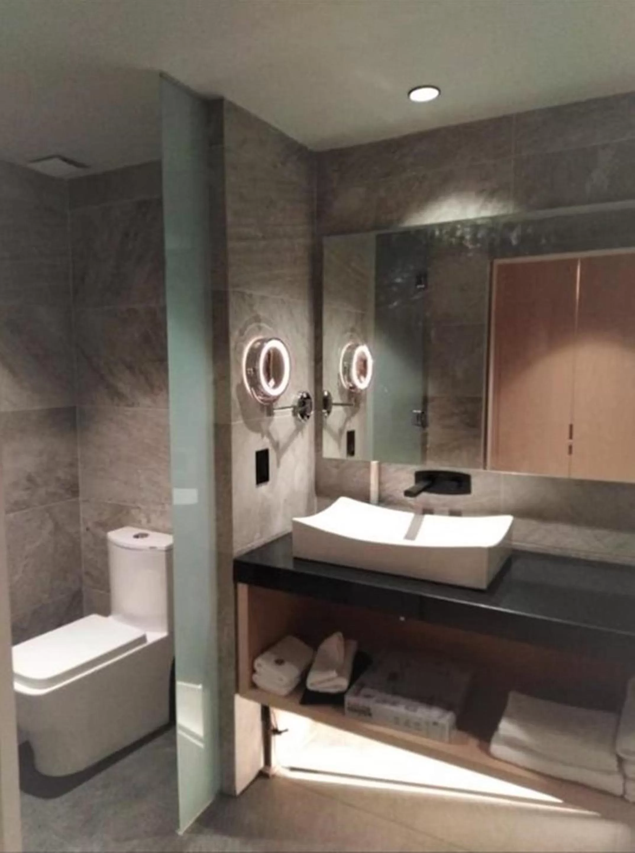 Shower in Galeria Plaza San Jeronimo