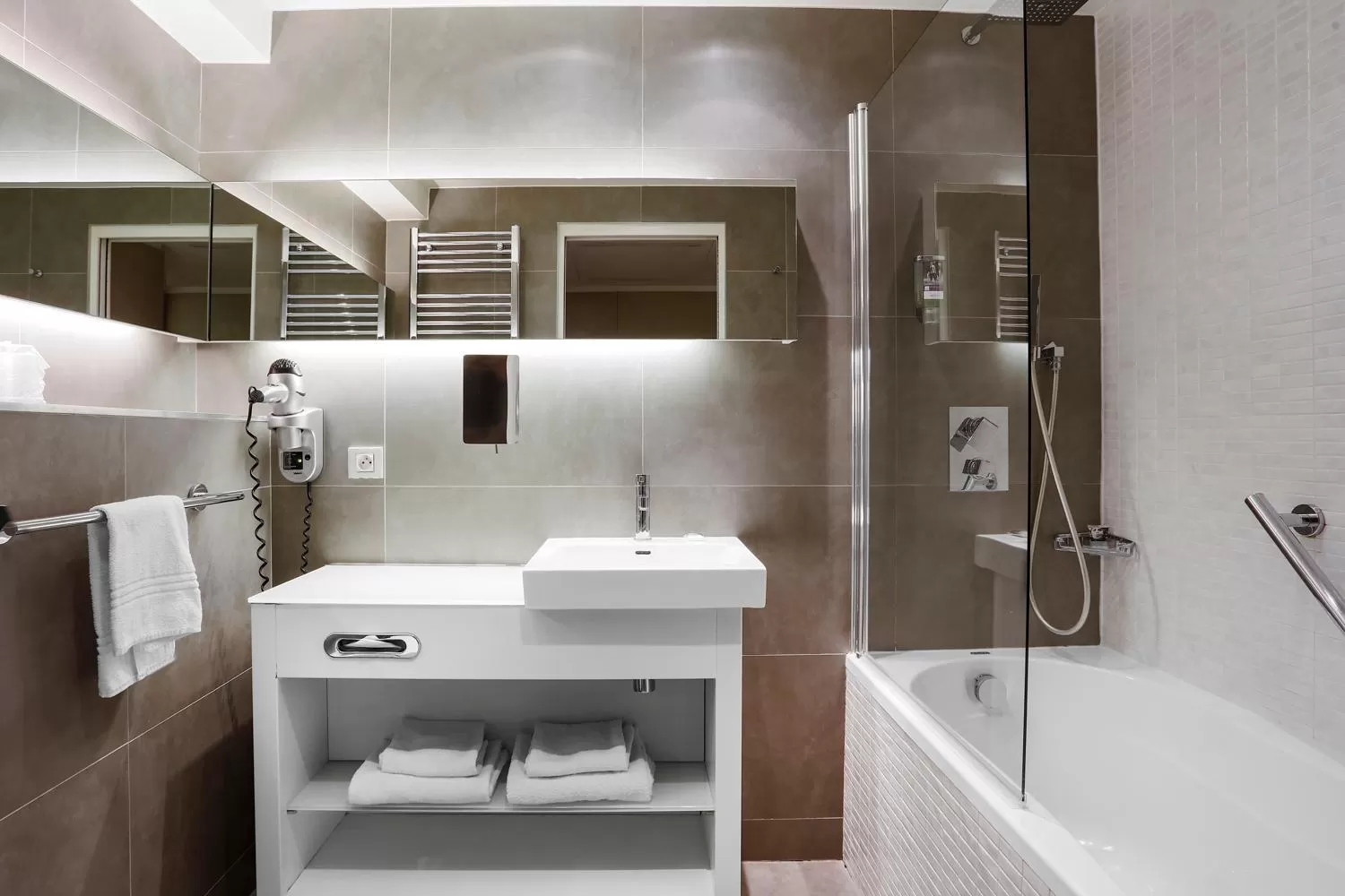 Toilet in Mercure Paris Vaugirard Porte De Versailles