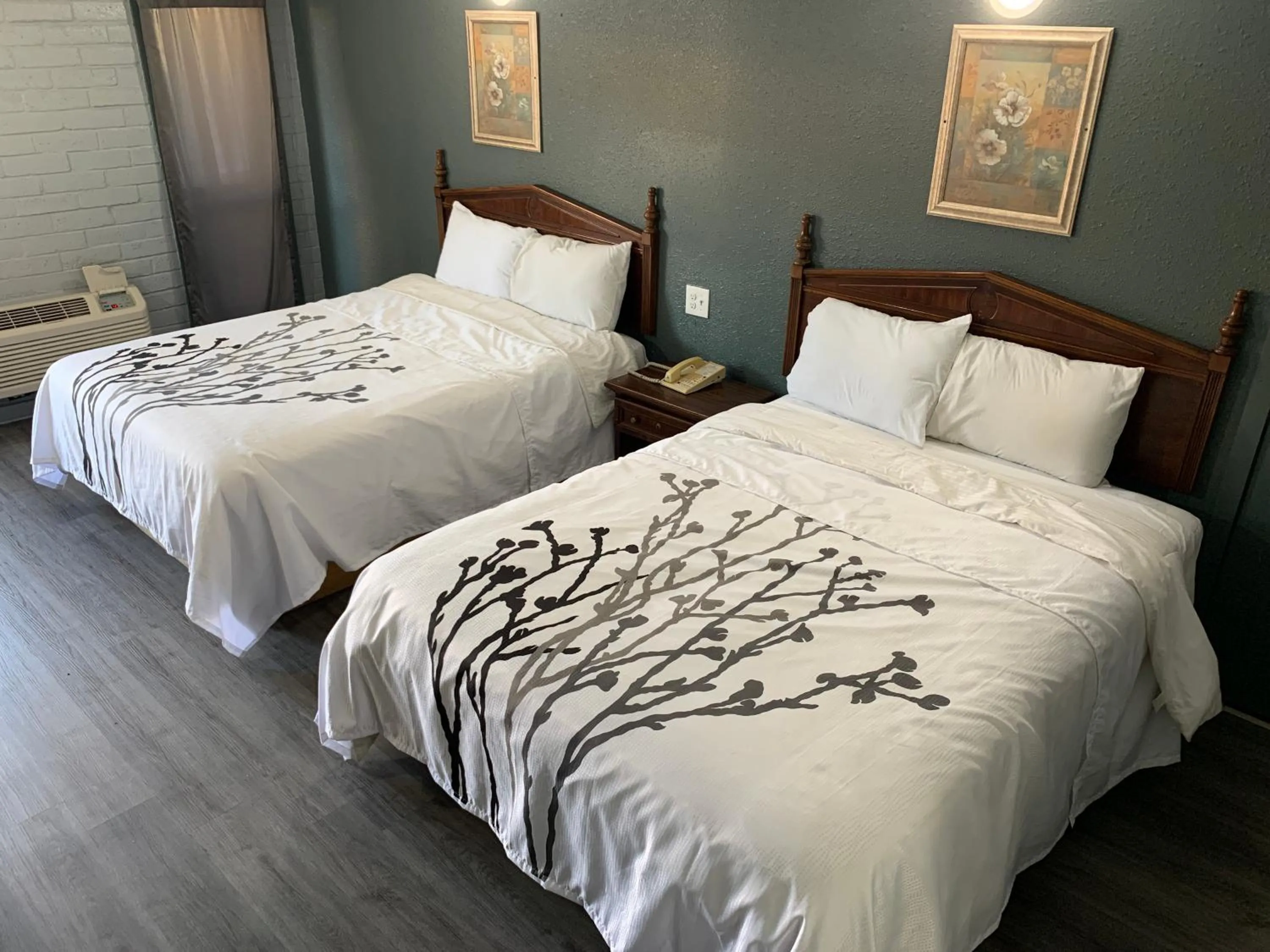 Bed in Stratford Inn Tyler