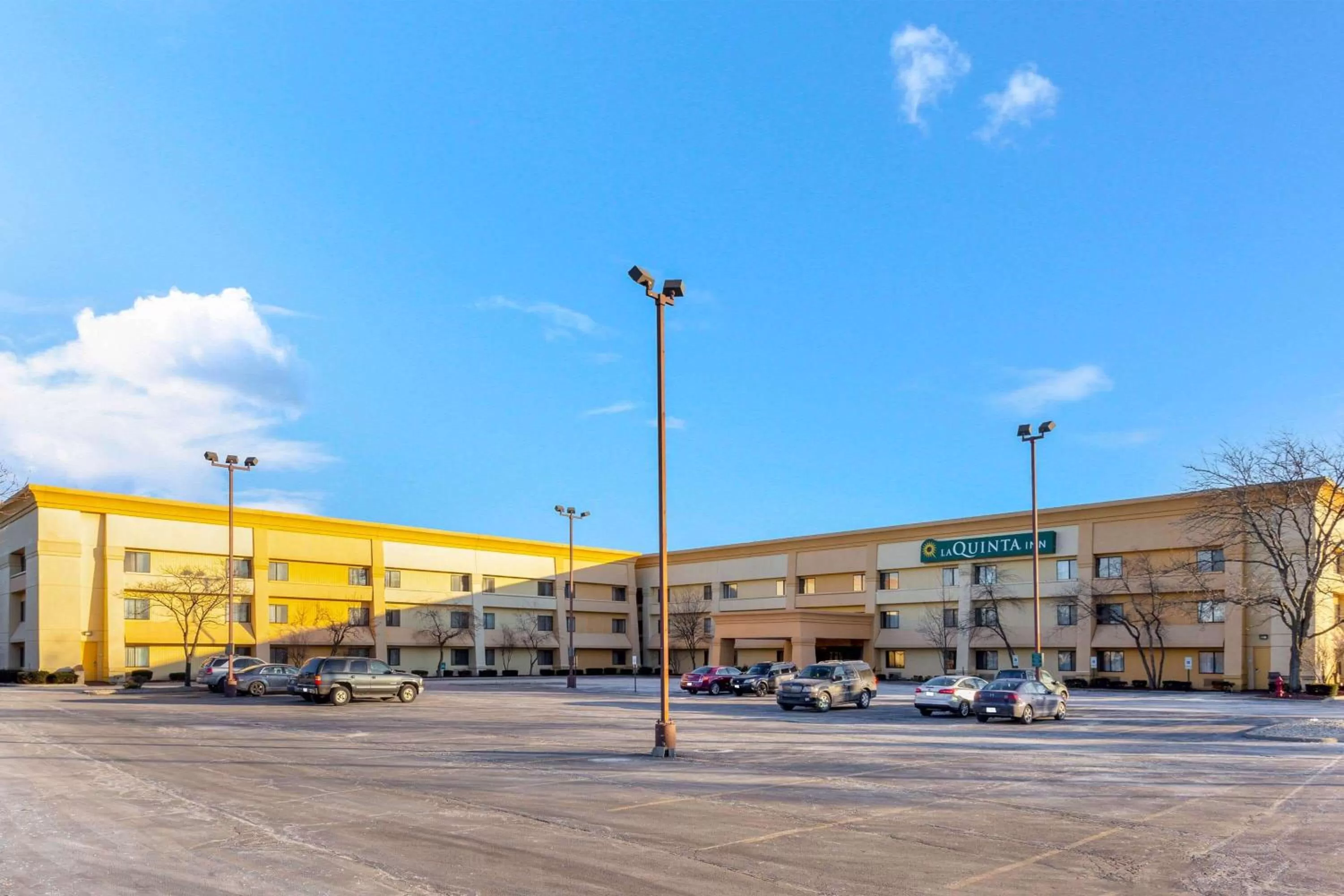 Property building in La Quinta Inn by Wyndham Chicago Willowbrook