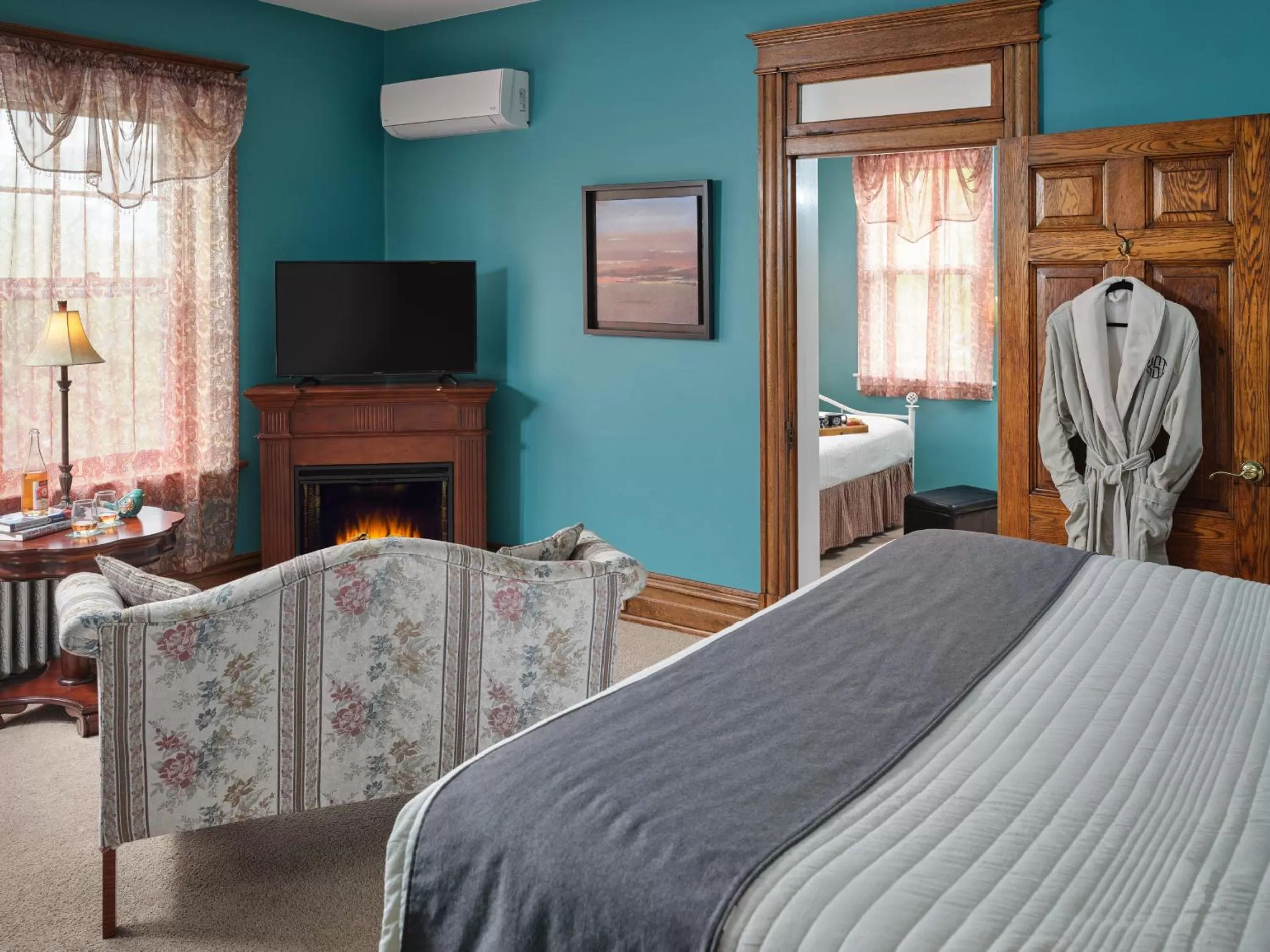 Seating area, Bed in Keystone Inn Bed and Breakfast