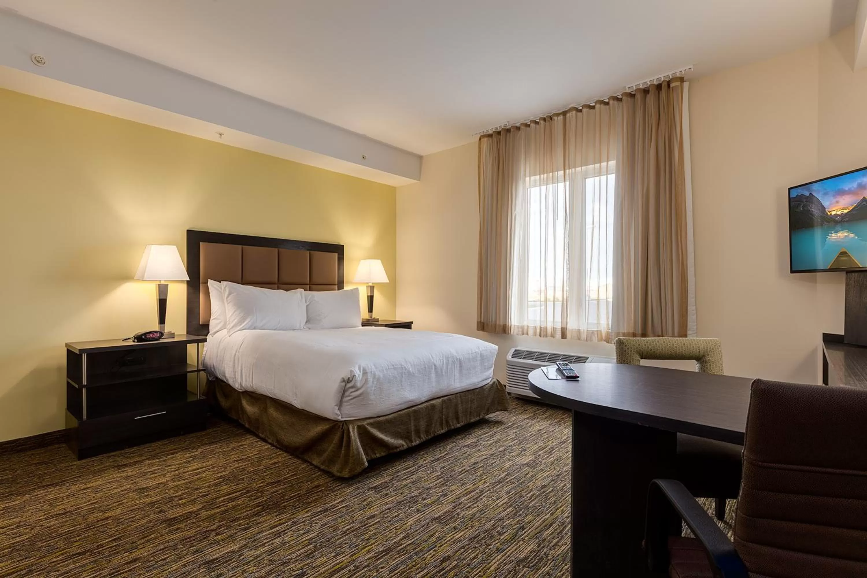 TV and multimedia, Bed in Park Inn by Radisson, Calgary Airport North, AB