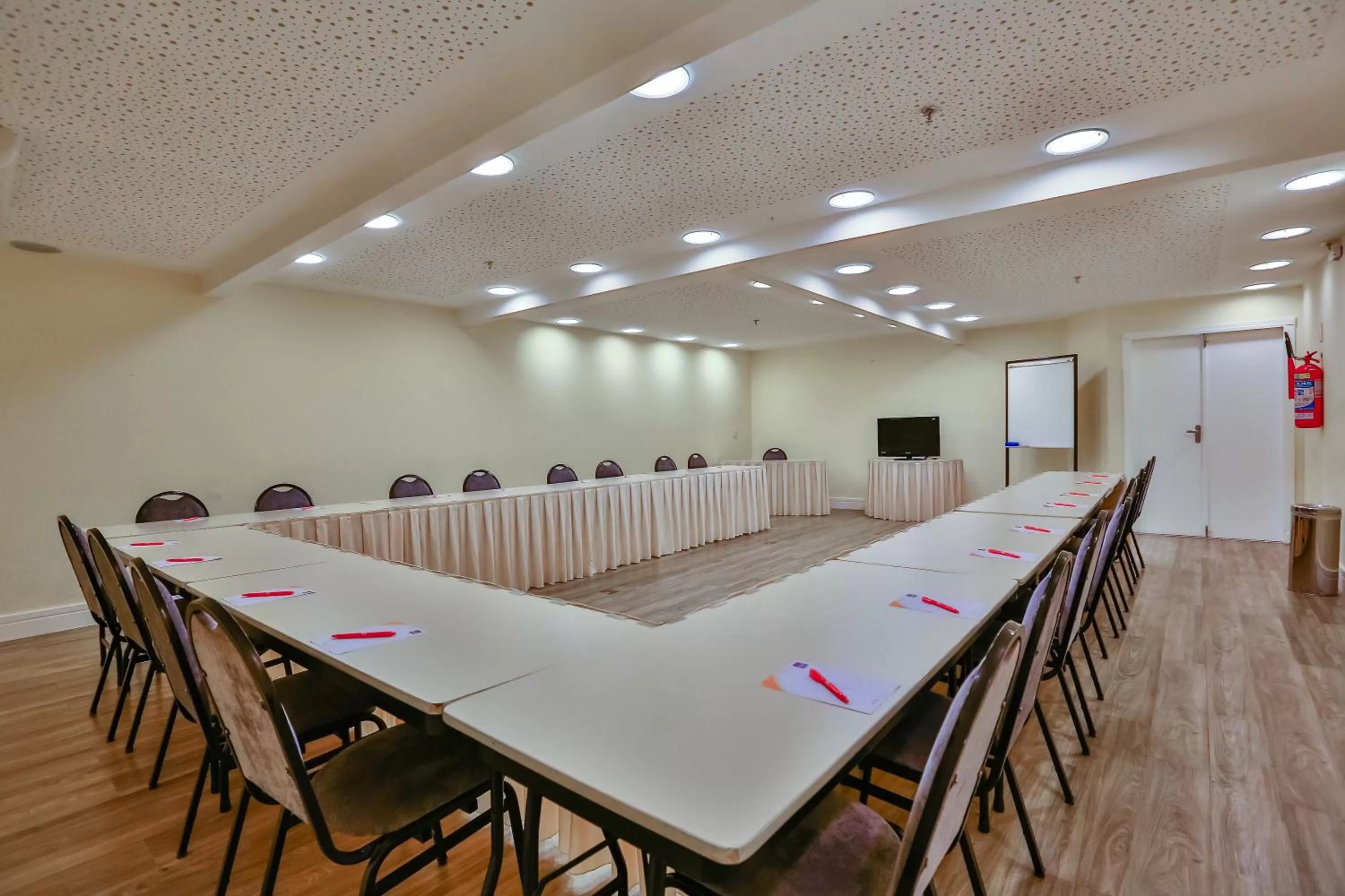 Meeting/conference room in Dubai Macaé by Atlântica