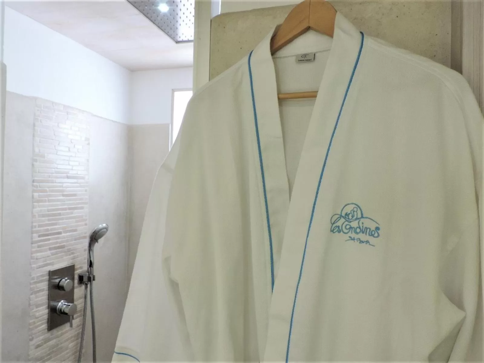 Bathroom in Hotel Les Ondines Sur La Plage