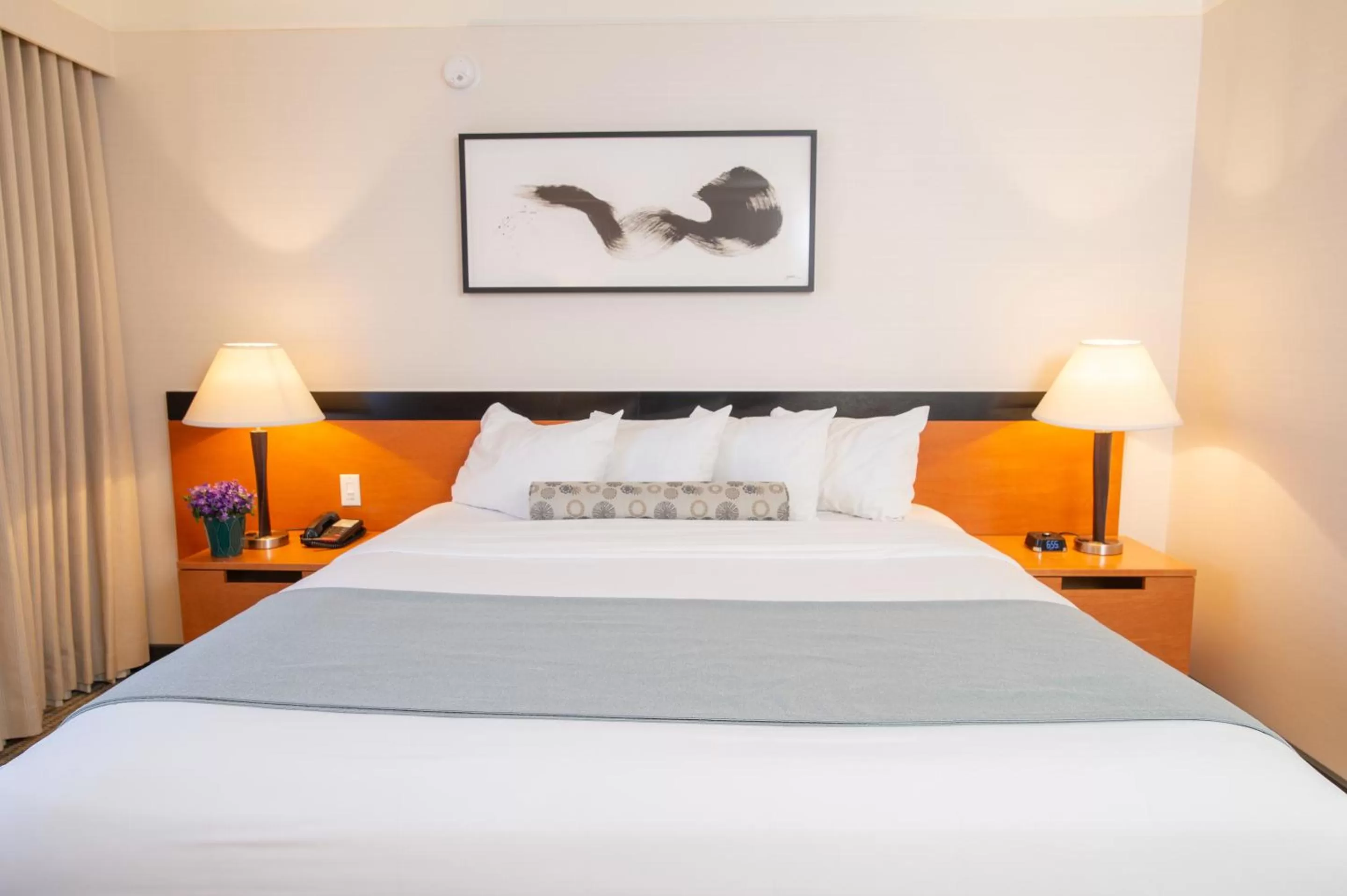 Bed in Miyako Hotel Los Angeles