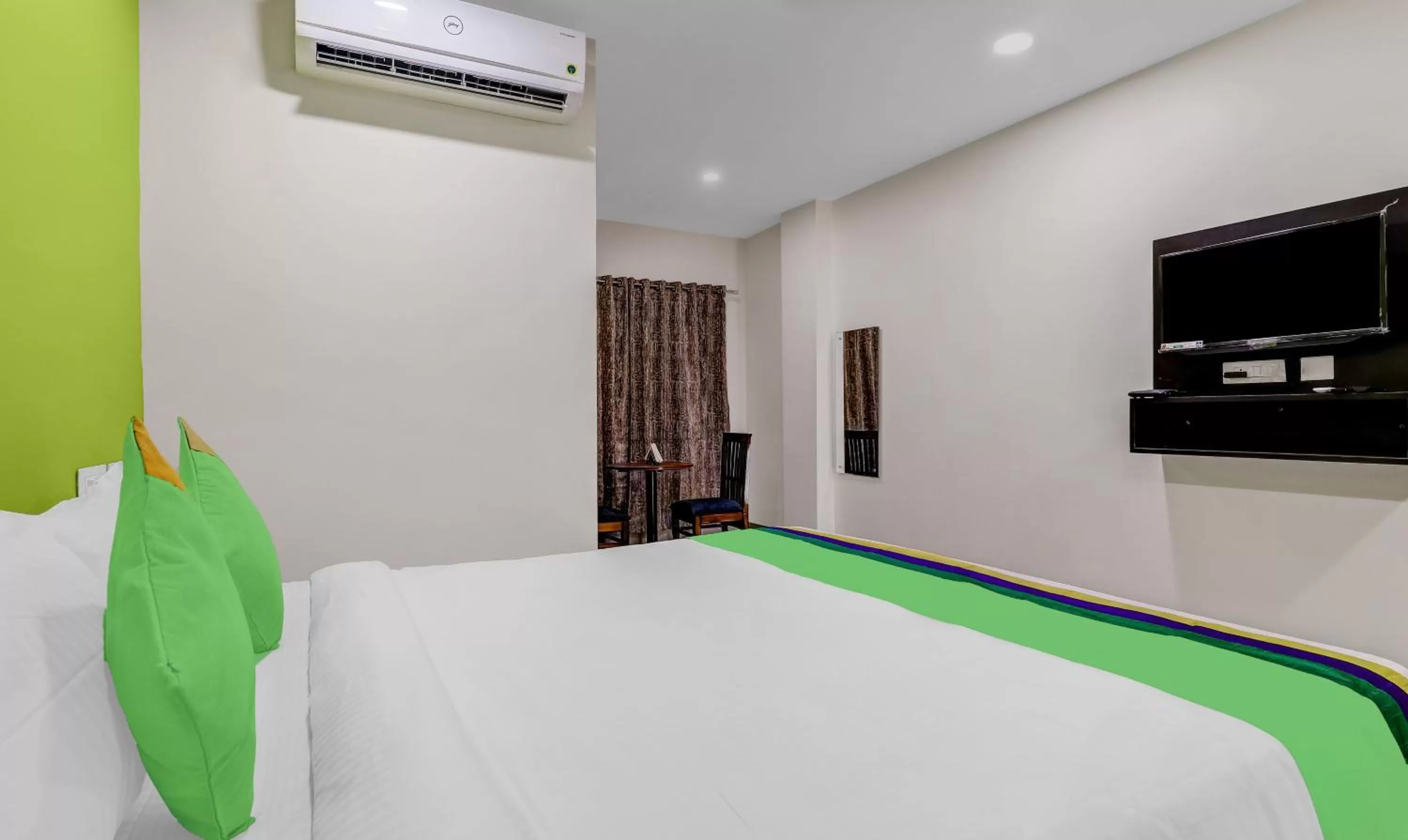 Bedroom, Bed in Treebo Hotel Mobi VIP Airport