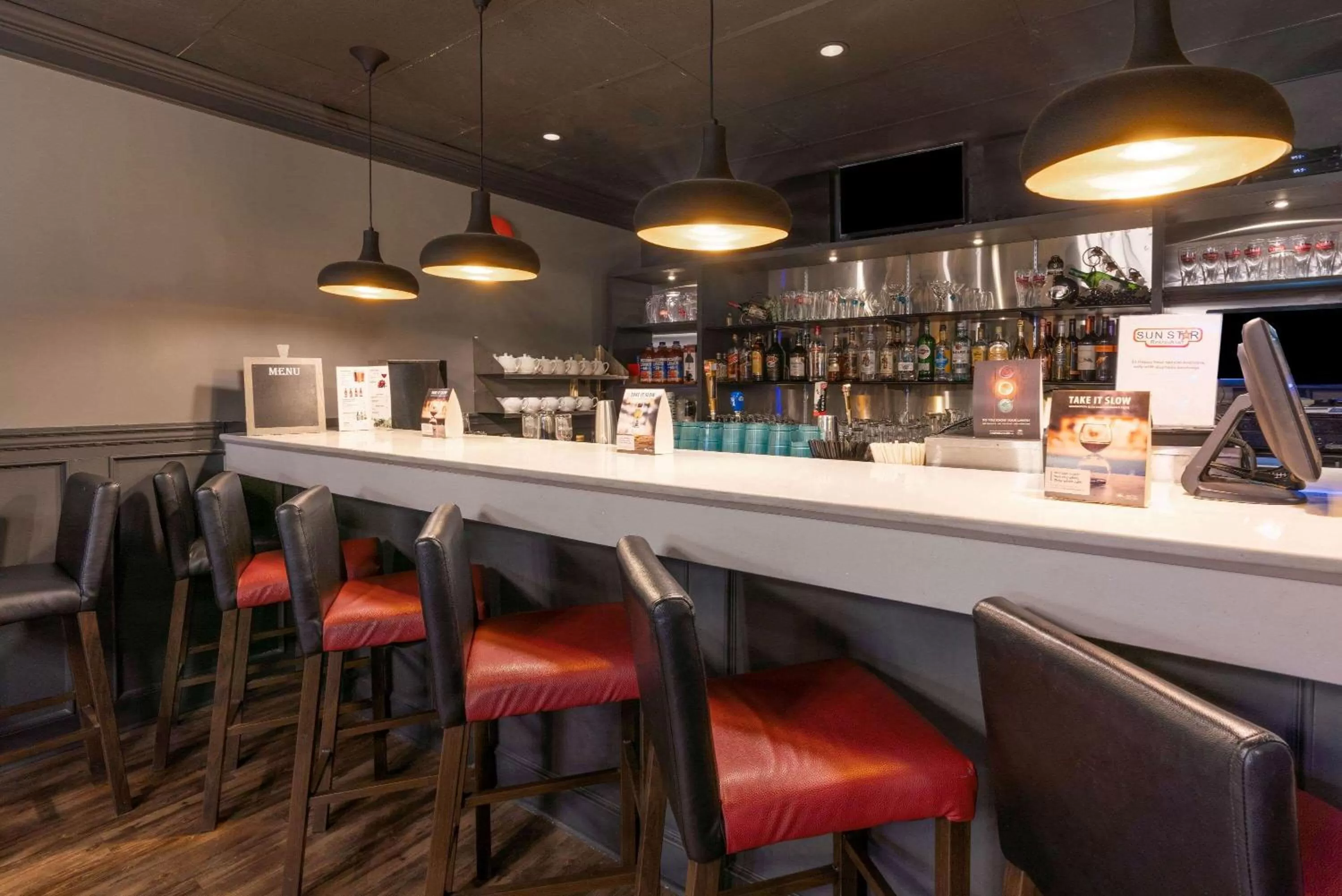 Lounge or bar in Ramada by Wyndham Coquitlam