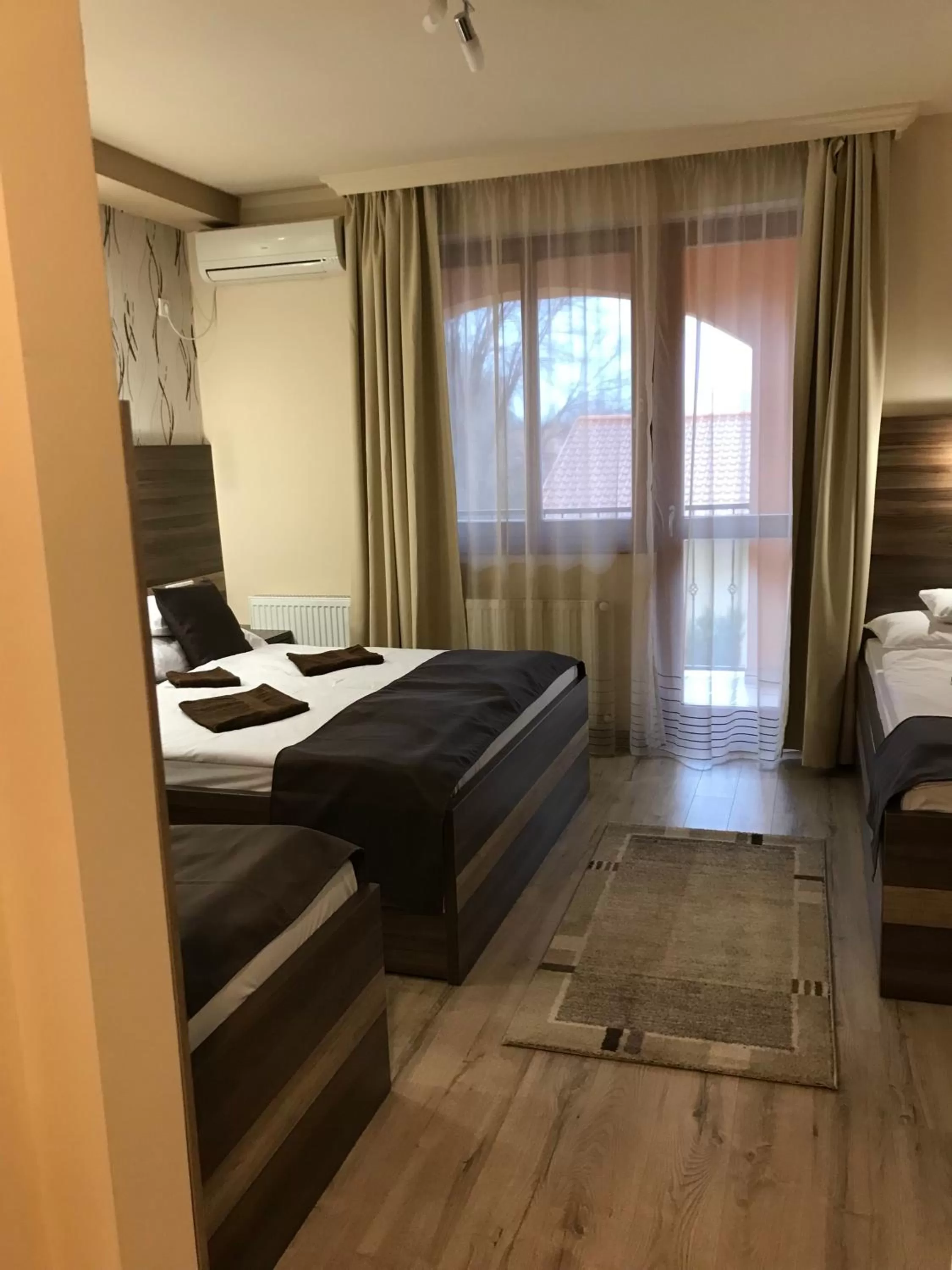 Bedroom, Bed in Royal Hotel