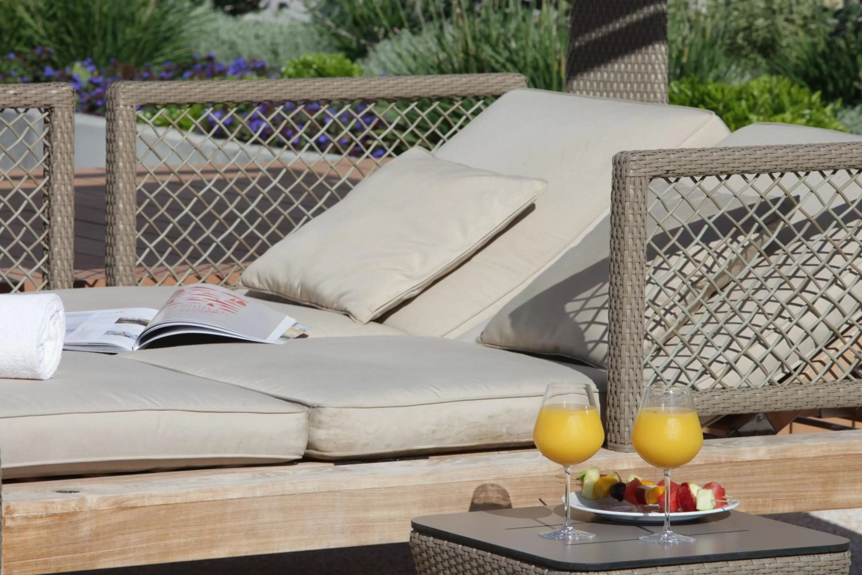 Patio in Best Western Premier Le Patio des Artistes Wellness Jacuzzi