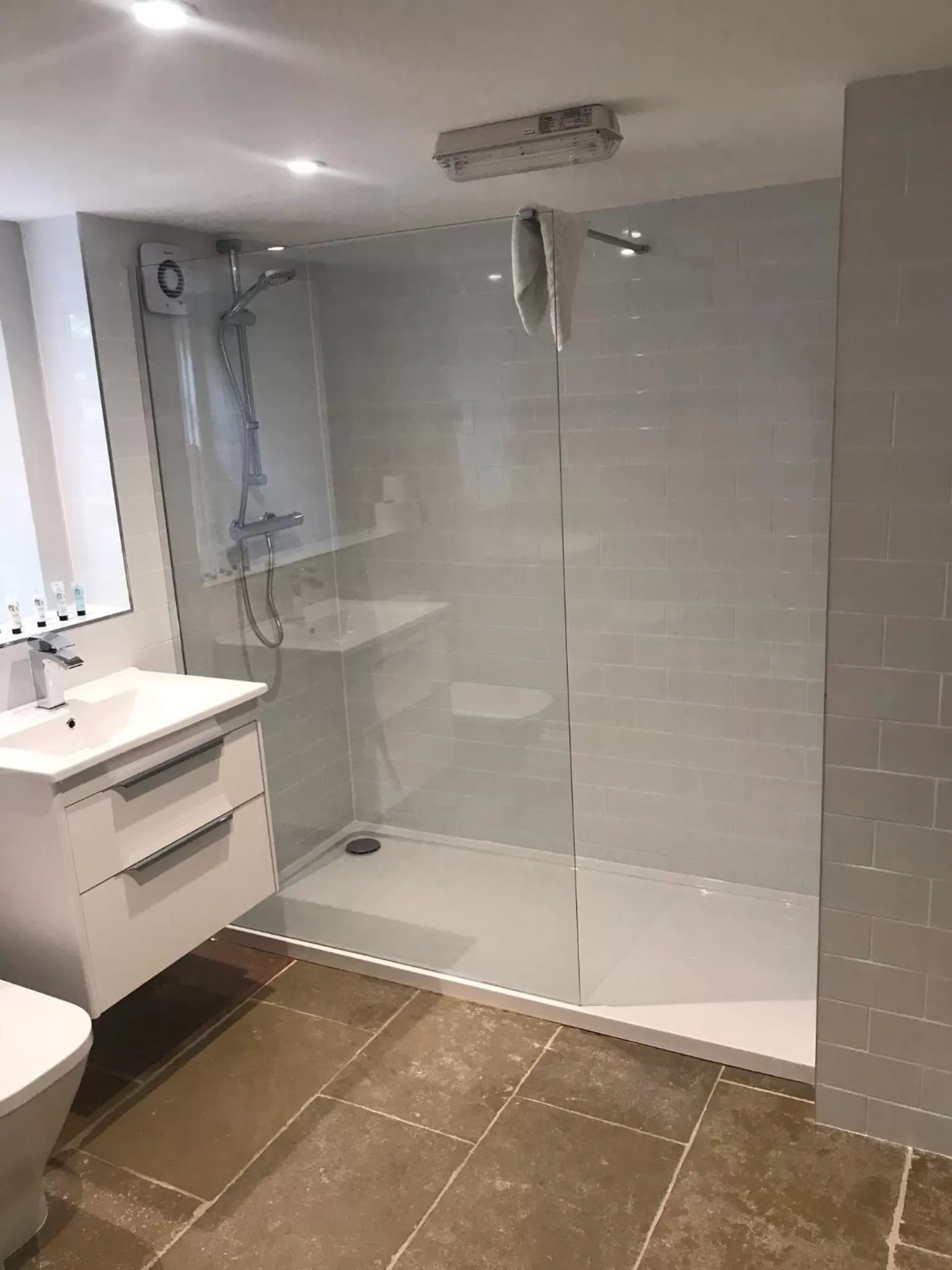 Bathroom in The Farmhouse at Bodnant Welsh Food