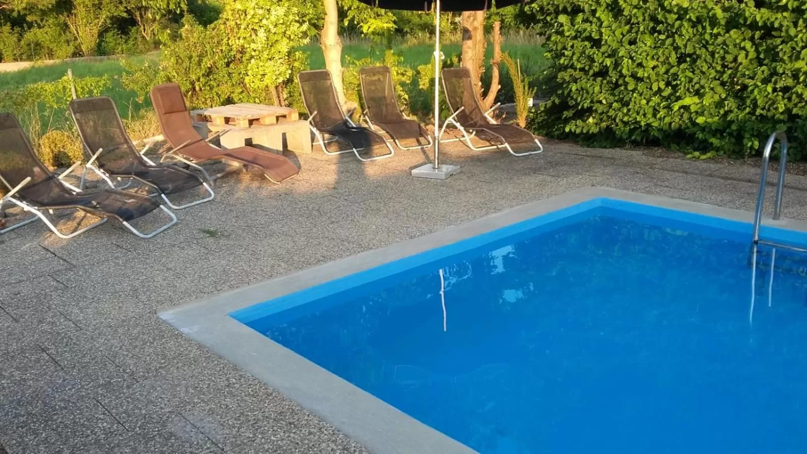 Swimming Pool in Kraft Hotel-Klimaanlage in jedem Zimmer, AC in each room!