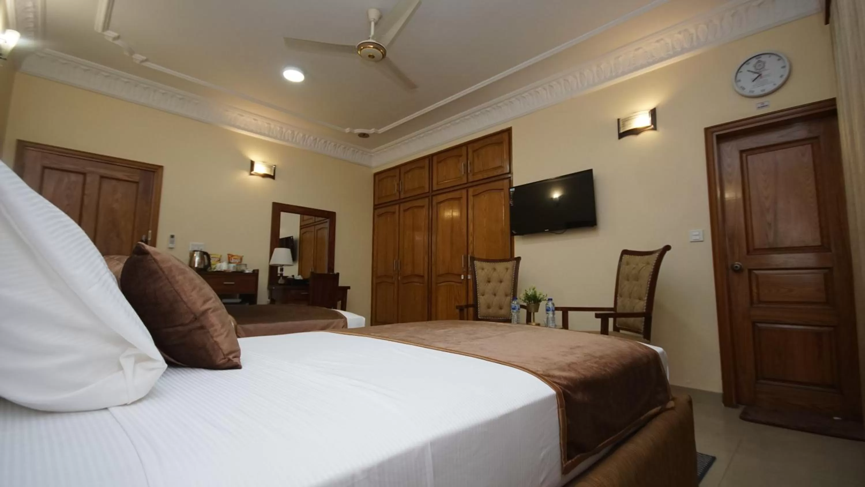 Photo of the whole room, Bed in World Inn Karachi